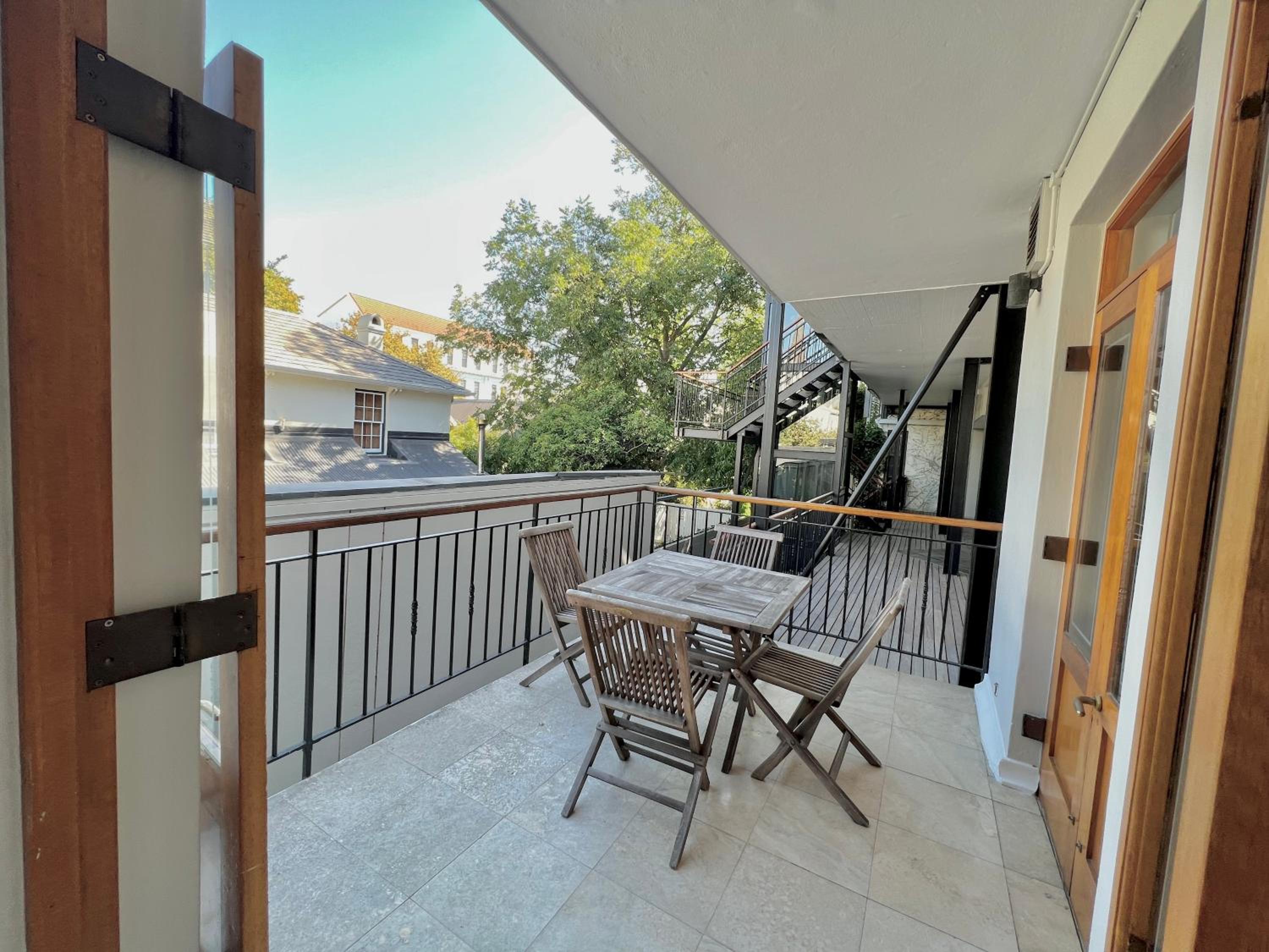 Coacher's Courtyard view 4