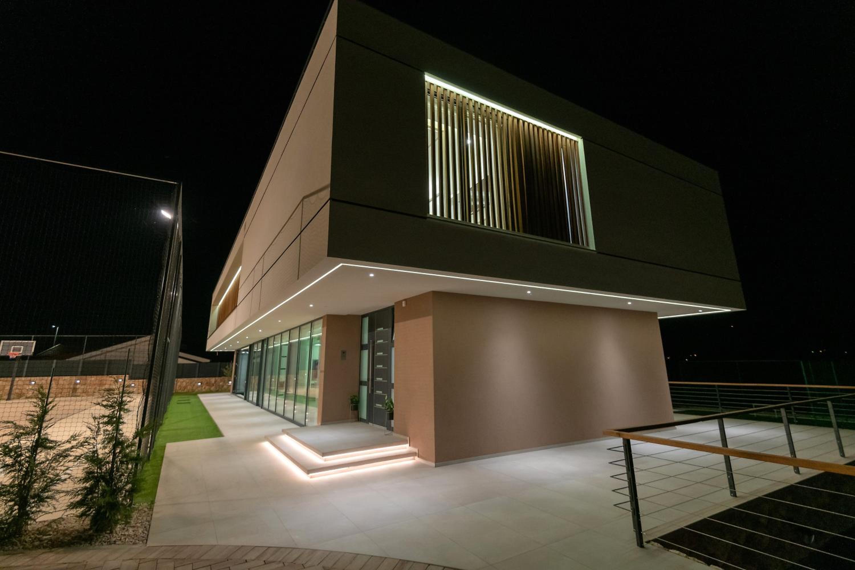 Spectacular Villa Excelsior Perfect for Families, Business, or Celebrations view 5