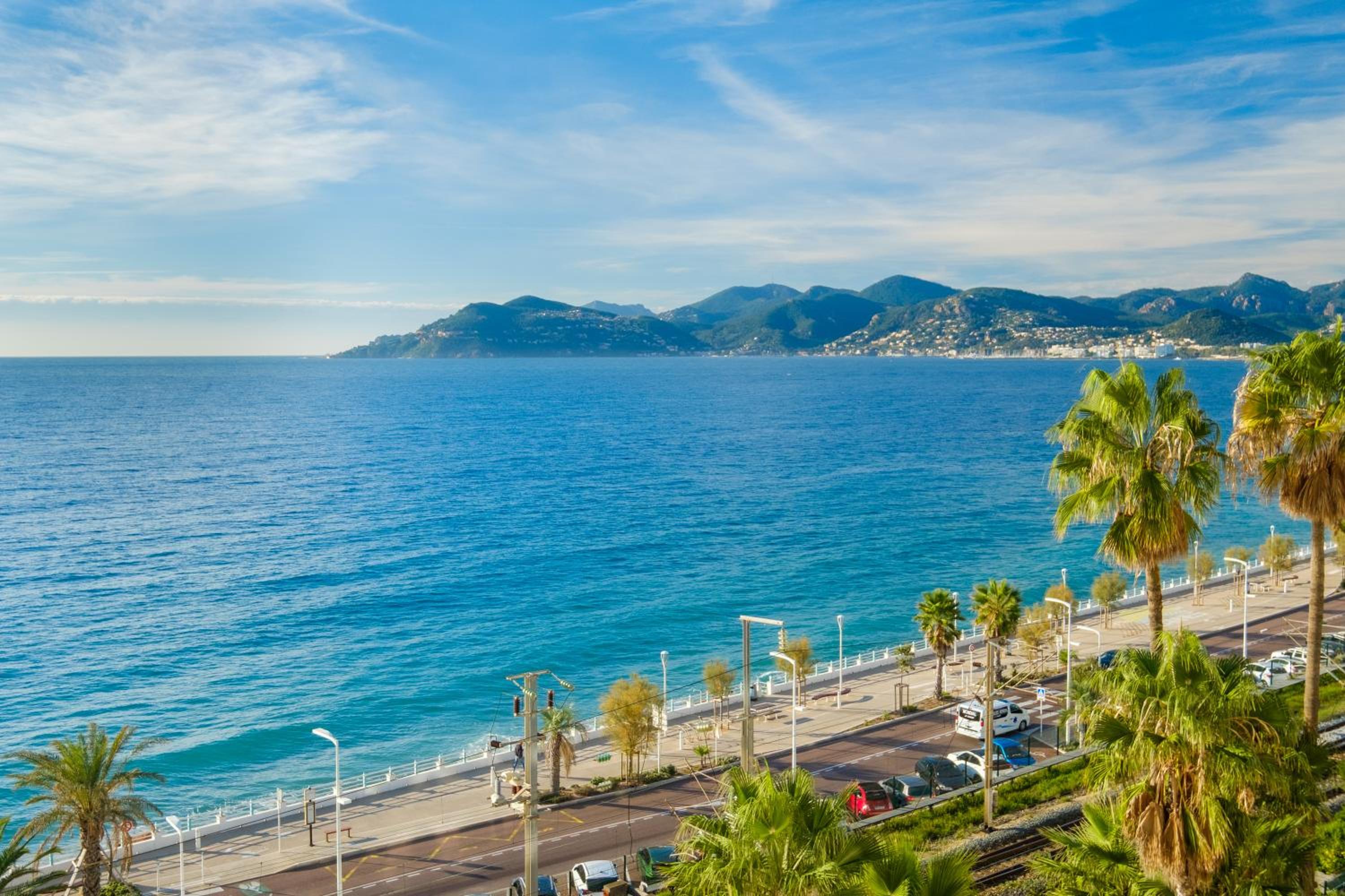 Residhotel Villa Maupassant apartahotel con piscina en Cannes