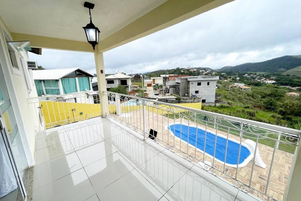 CASA BELA - a 350m do Centro de Miguel Pereira com piscina e churrasqueira