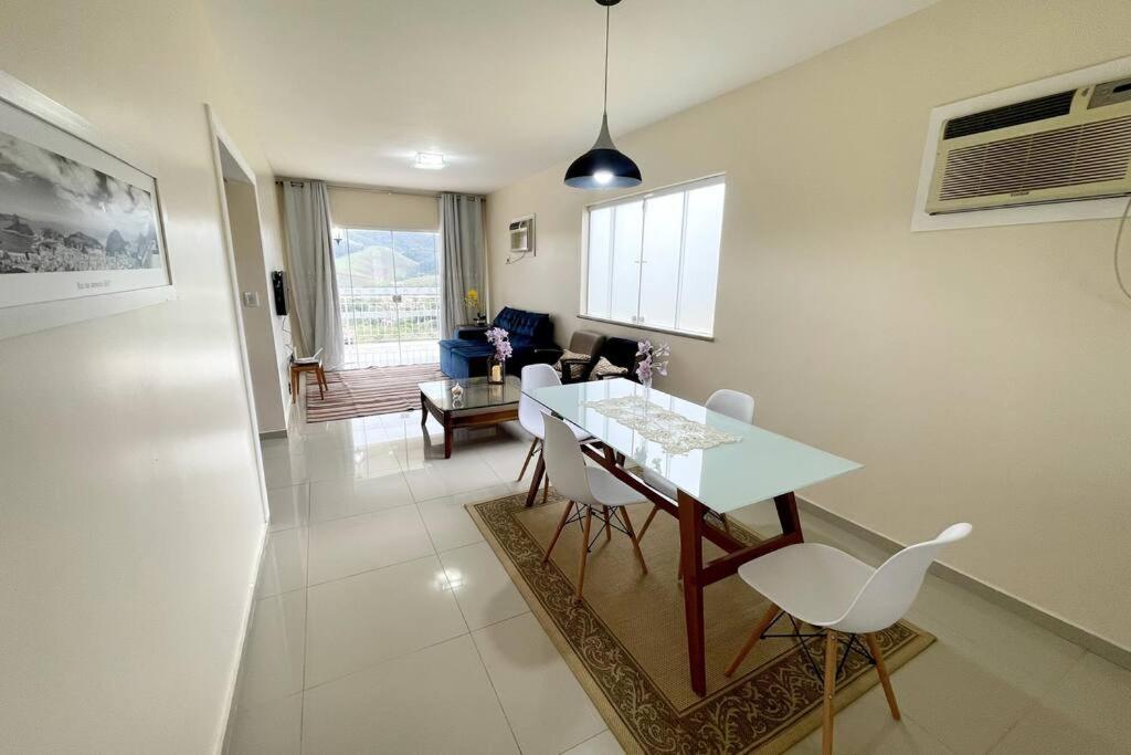 CASA BELA - a 350m do Centro de Miguel Pereira com piscina e churrasqueira