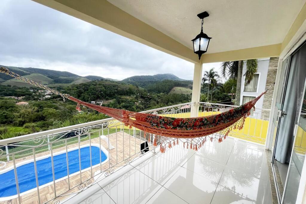 CASA BELA - a 350m do Centro de Miguel Pereira com piscina e churrasqueira