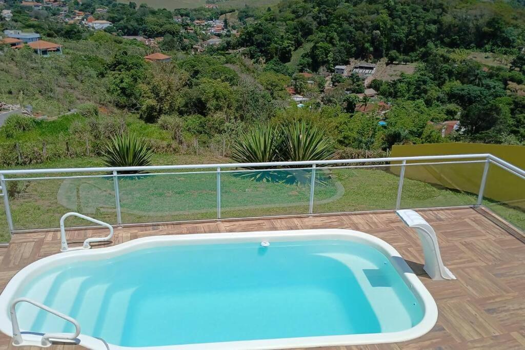 CASA BELA - a 350m do Centro de Miguel Pereira com piscina e churrasqueira