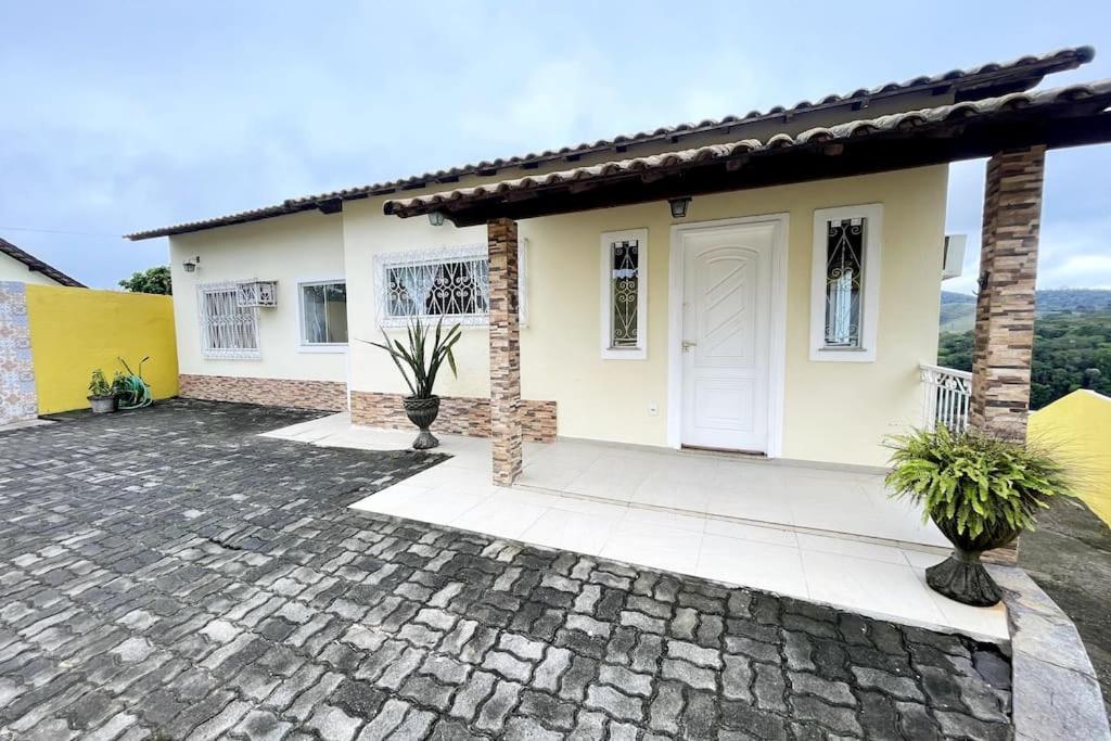 CASA BELA - a 350m do Centro de Miguel Pereira com piscina e churrasqueira