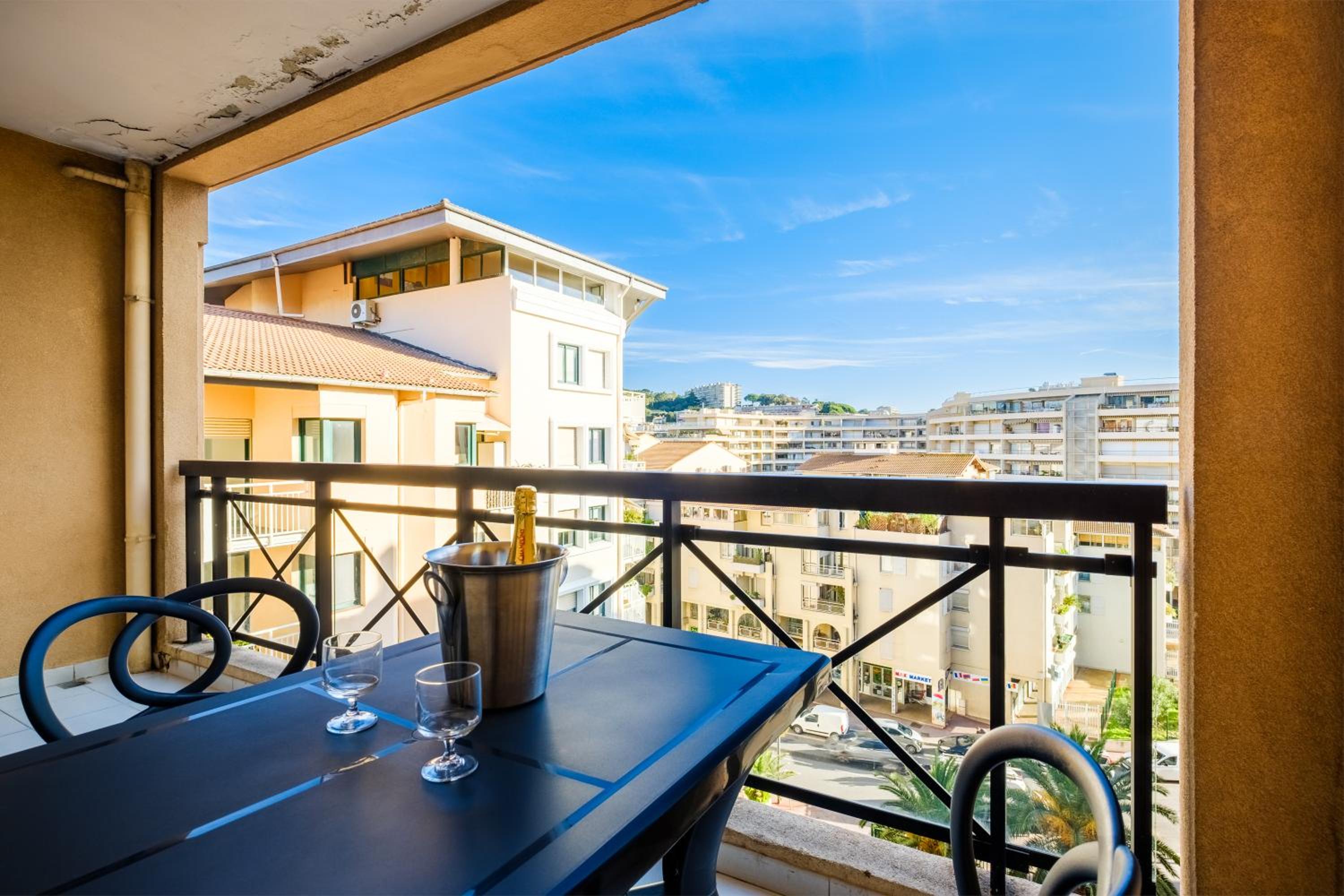 Residhotel Villa Maupassant apartahotel con piscina en Cannes