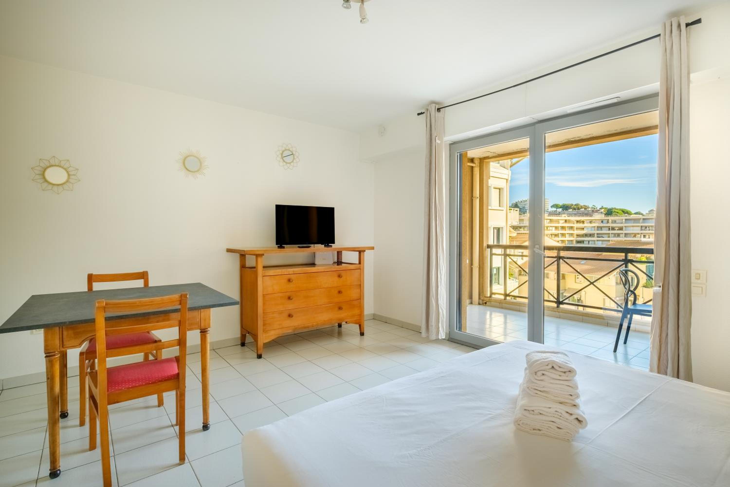 Residhotel Villa Maupassant apartahotel con piscina en Cannes