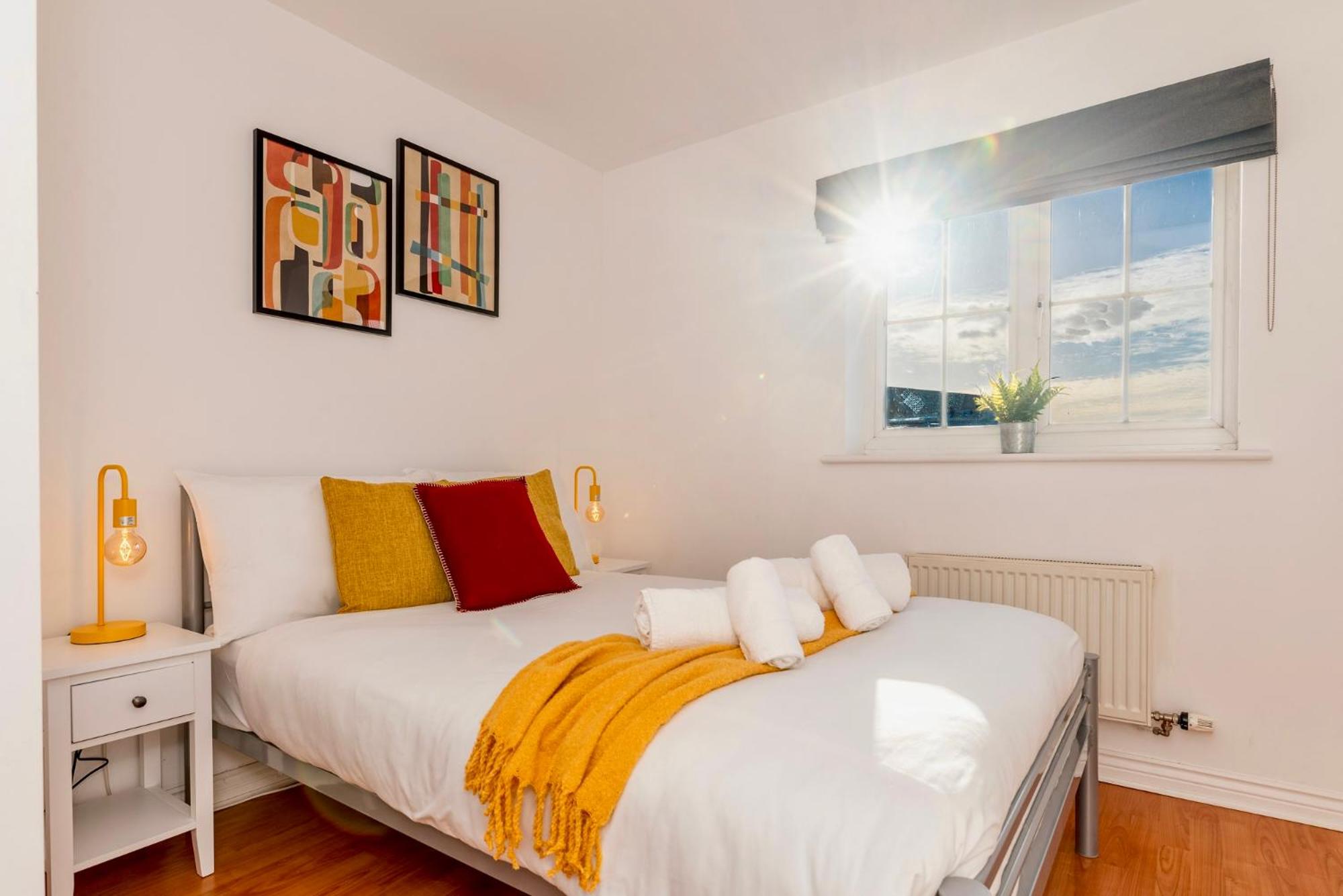 5 Bed House Sleeps 9 Parking Garden Pet Friendly in Sileby