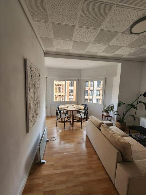 Apartamento amplio, luminoso y bien ubicado