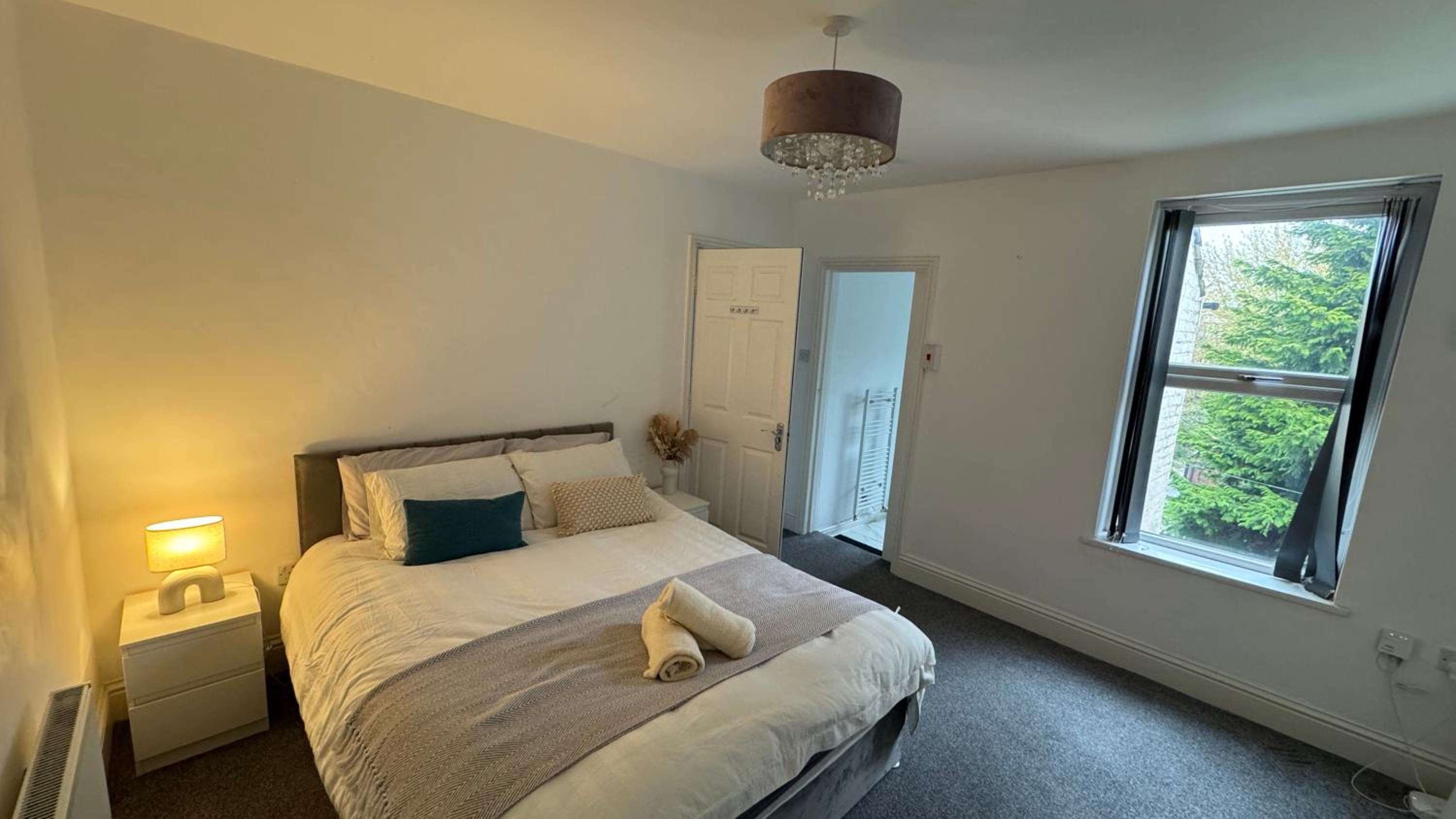 Altrincham Vacations - Lux 4BR, Near airport, Nespresso, 8 bed, WI-FI, free parking - Property Image 6