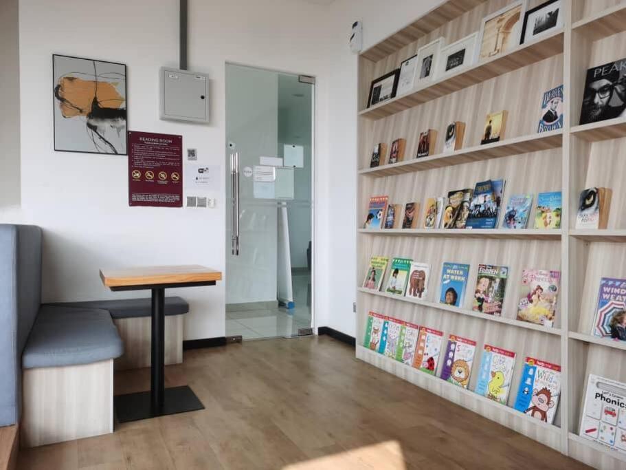 SKS Habitat with Wi-Fi near to Larkin Stadium and Terminal Bus