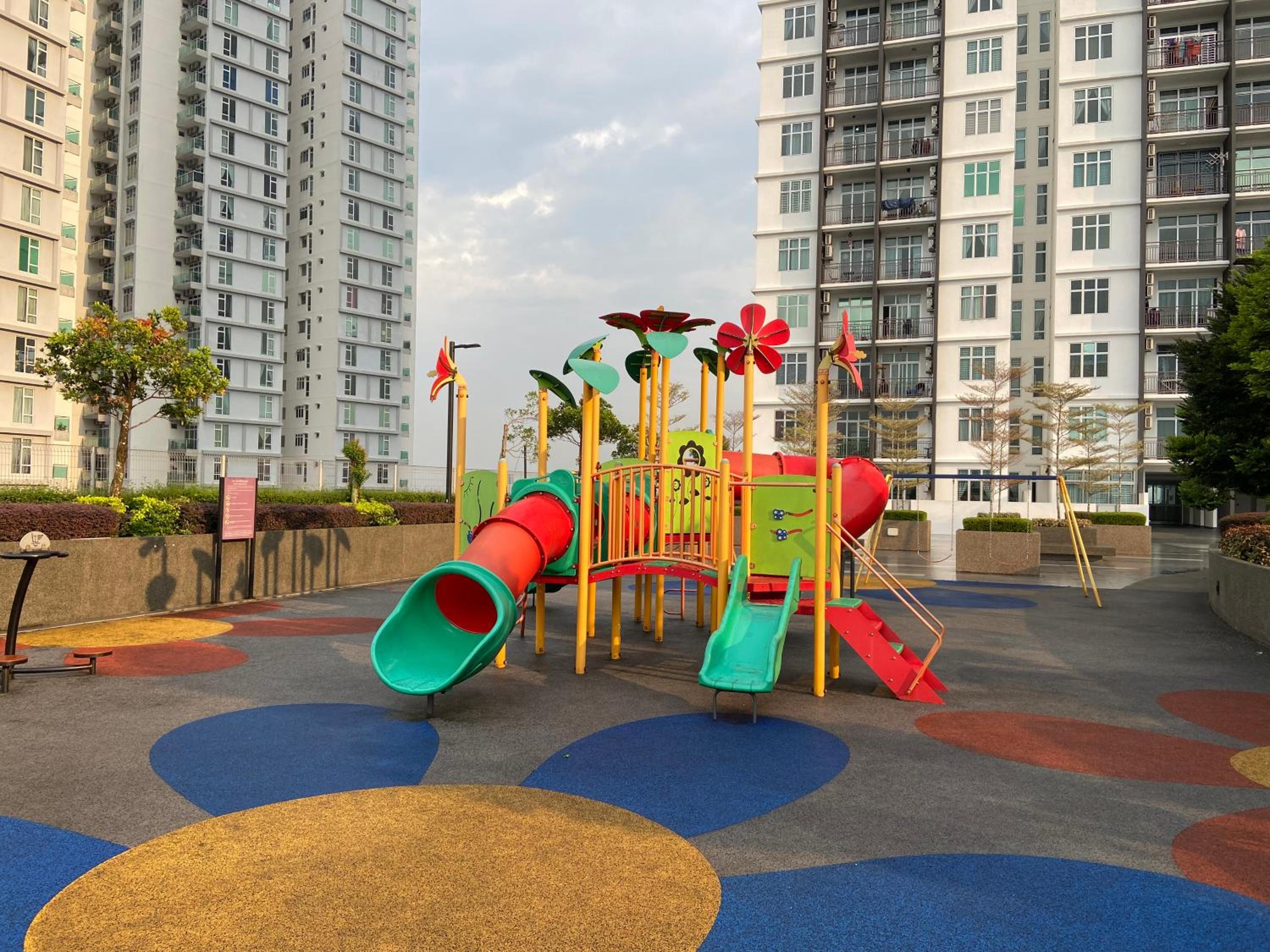 SKS Habitat with Wi-Fi near to Larkin Stadium and Terminal Bus