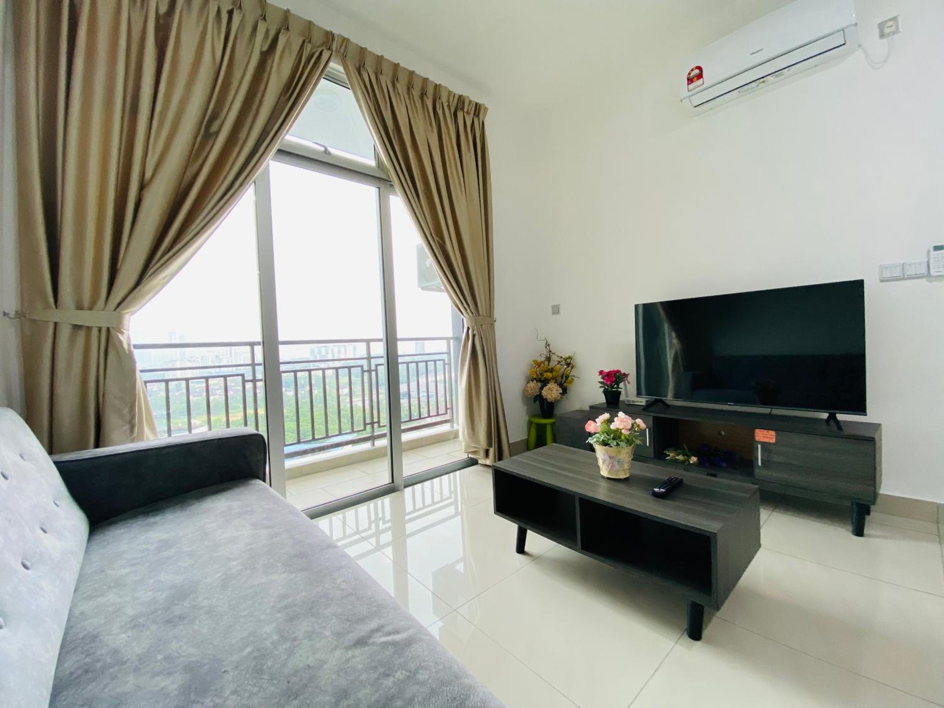 SKS Habitat with Wi-Fi near to Larkin Stadium and Terminal Bus