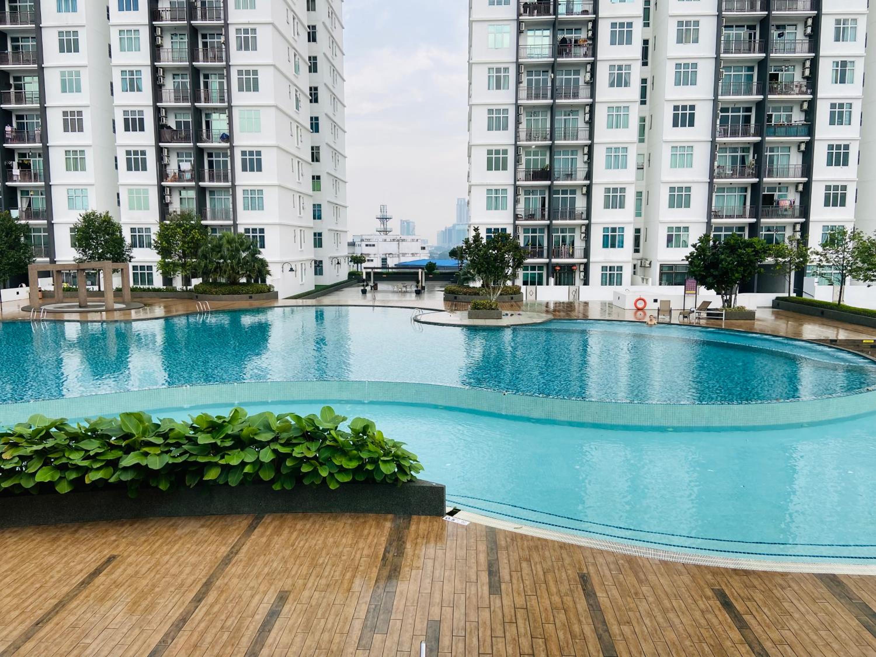 SKS Habitat with Wi-Fi near to Larkin Stadium and Terminal Bus