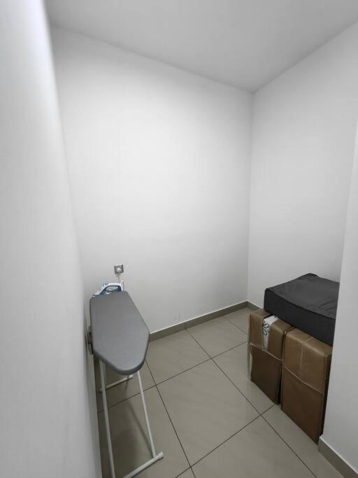 SKS Habitat with Wi-Fi near to Larkin Stadium and Terminal Bus