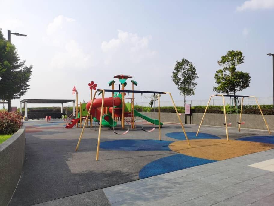 SKS Habitat with Wi-Fi near to Larkin Stadium and Terminal Bus