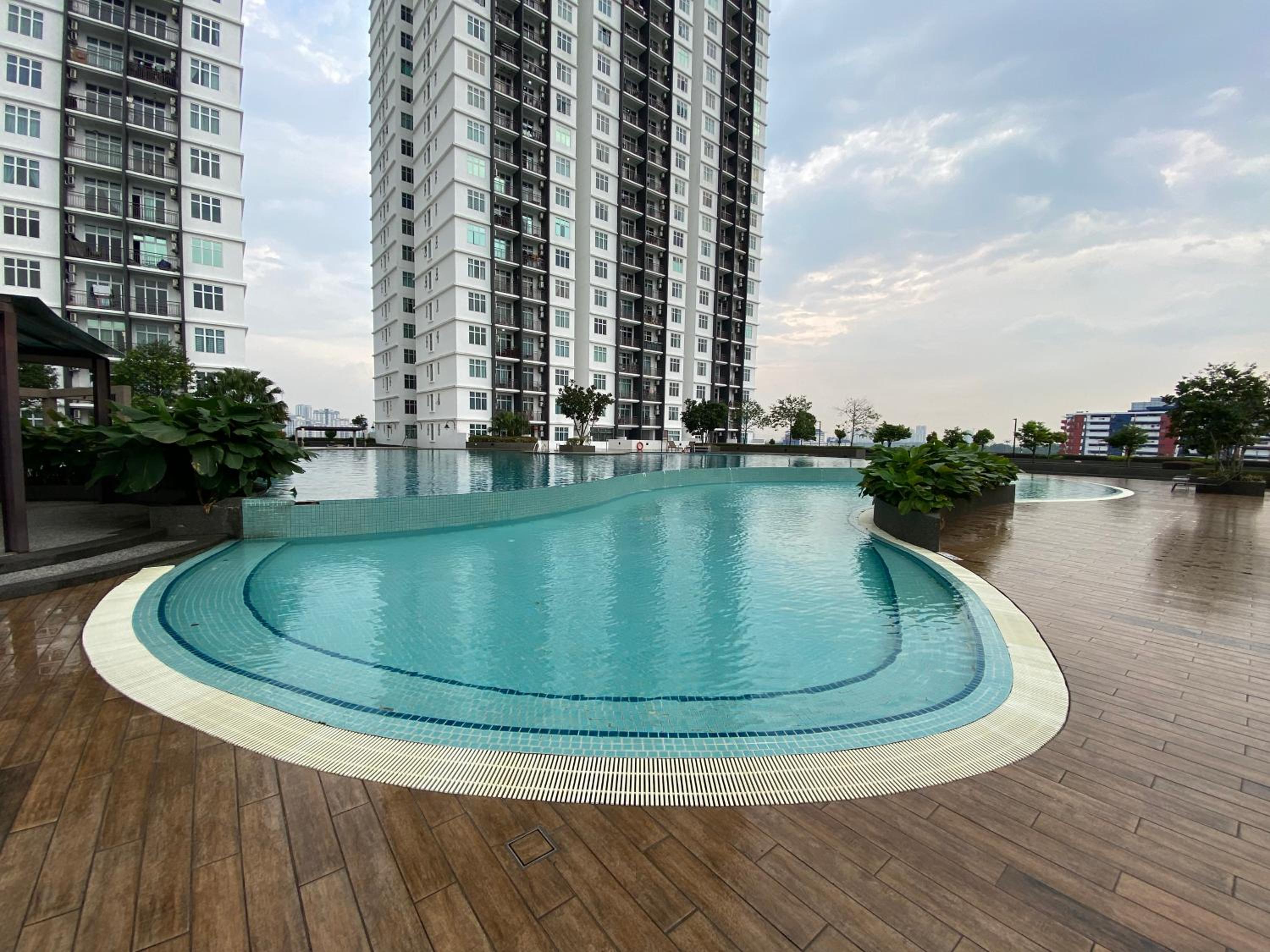 SKS Habitat with Wi-Fi near to Larkin Stadium and Terminal Bus