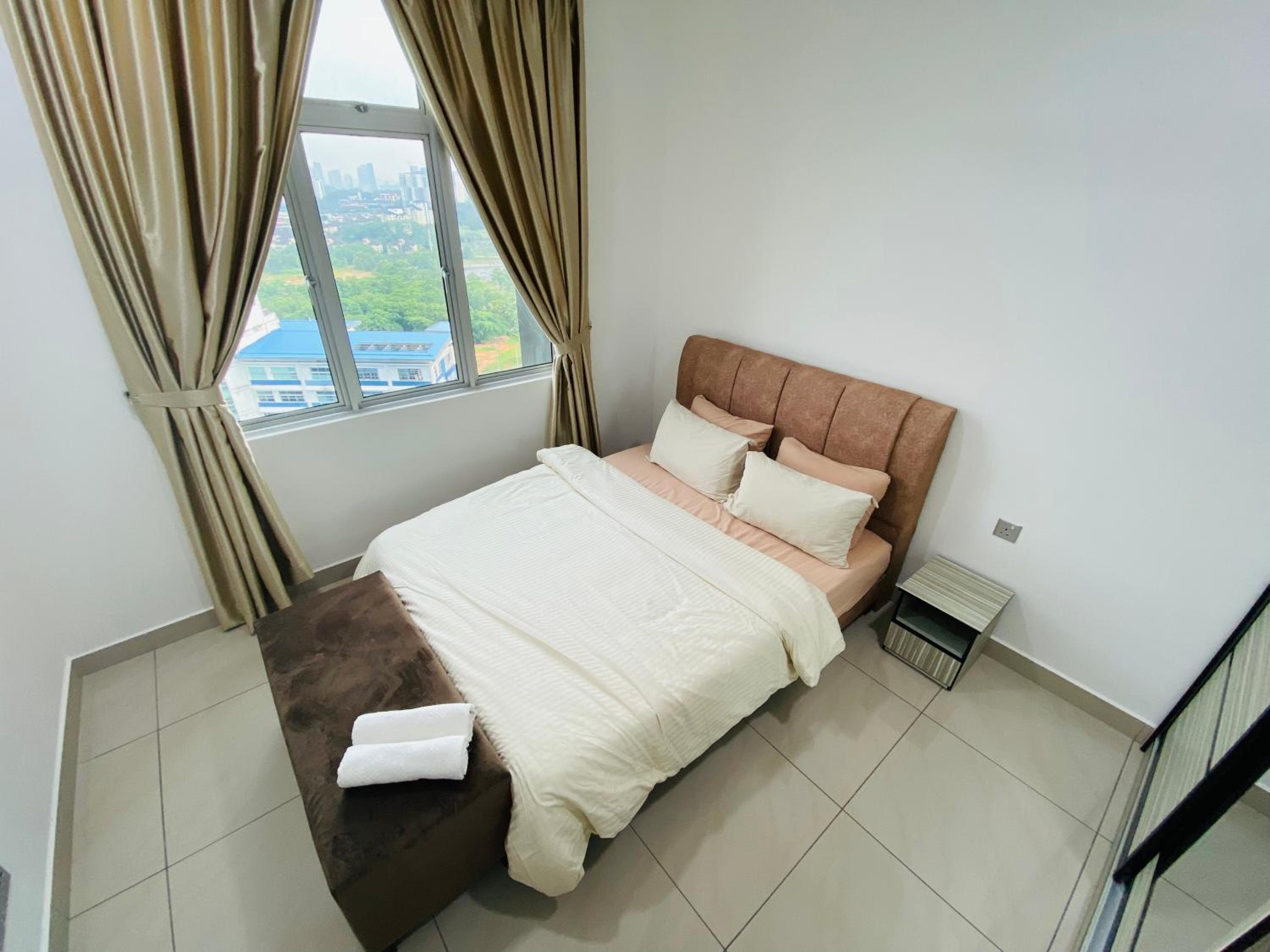 SKS Habitat with Wi-Fi near to Larkin Stadium and Terminal Bus