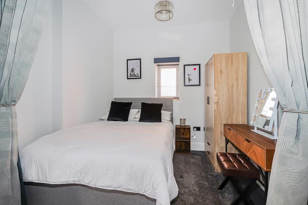 The old shop, Perfect for holiday or business , Work or play Excellent motorway and rail connections ,