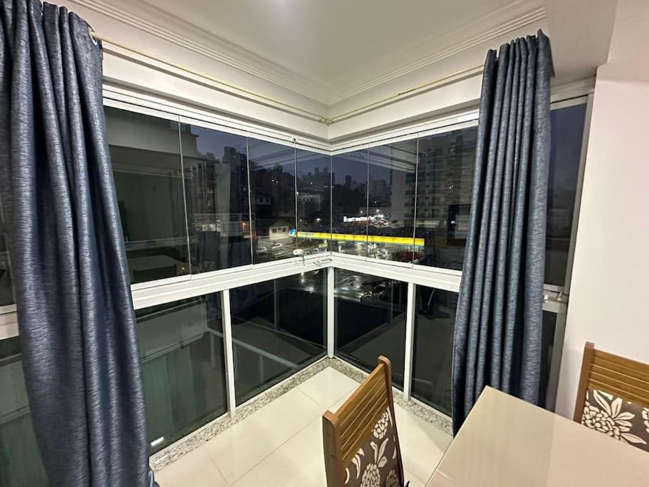 Ap novo e climatizado no centro com ótima localização na avenida principal