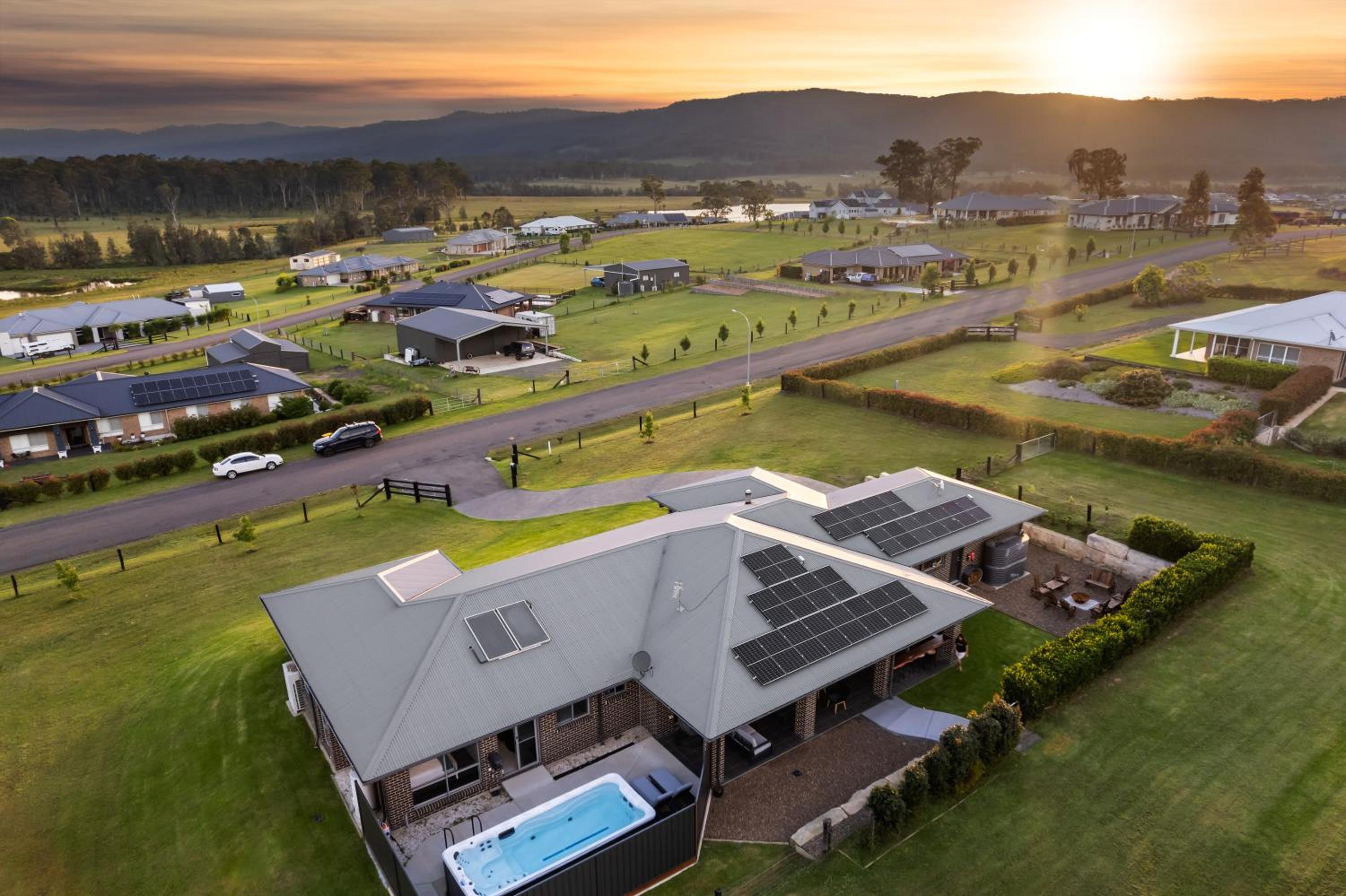 Luxury Hunter Valley Acreage - Heated SwimSpa - Mountain Views - Pool Table - Fire Pitt