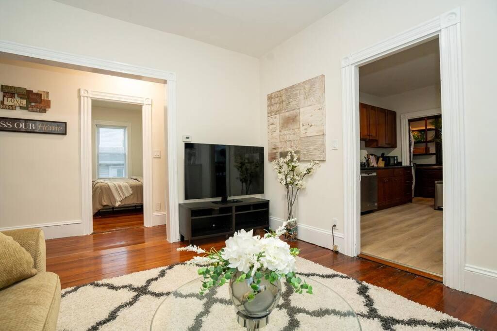 8 Peaceful, Bright apt 3br close to Milton center view 4