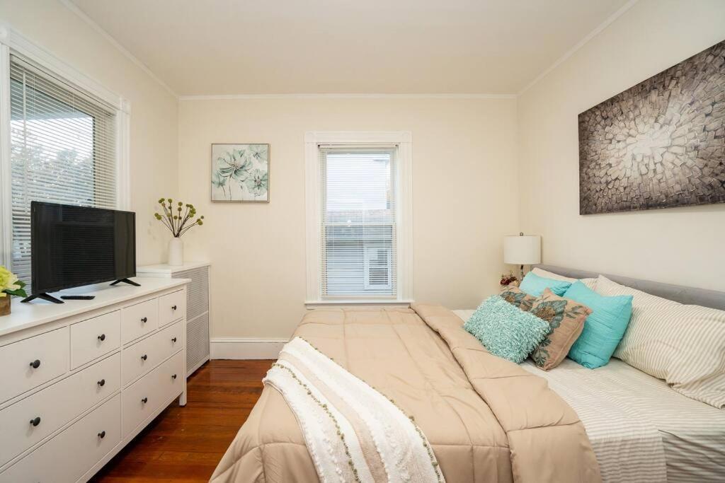 8 Peaceful, Bright apt 3br close to Milton center view 5