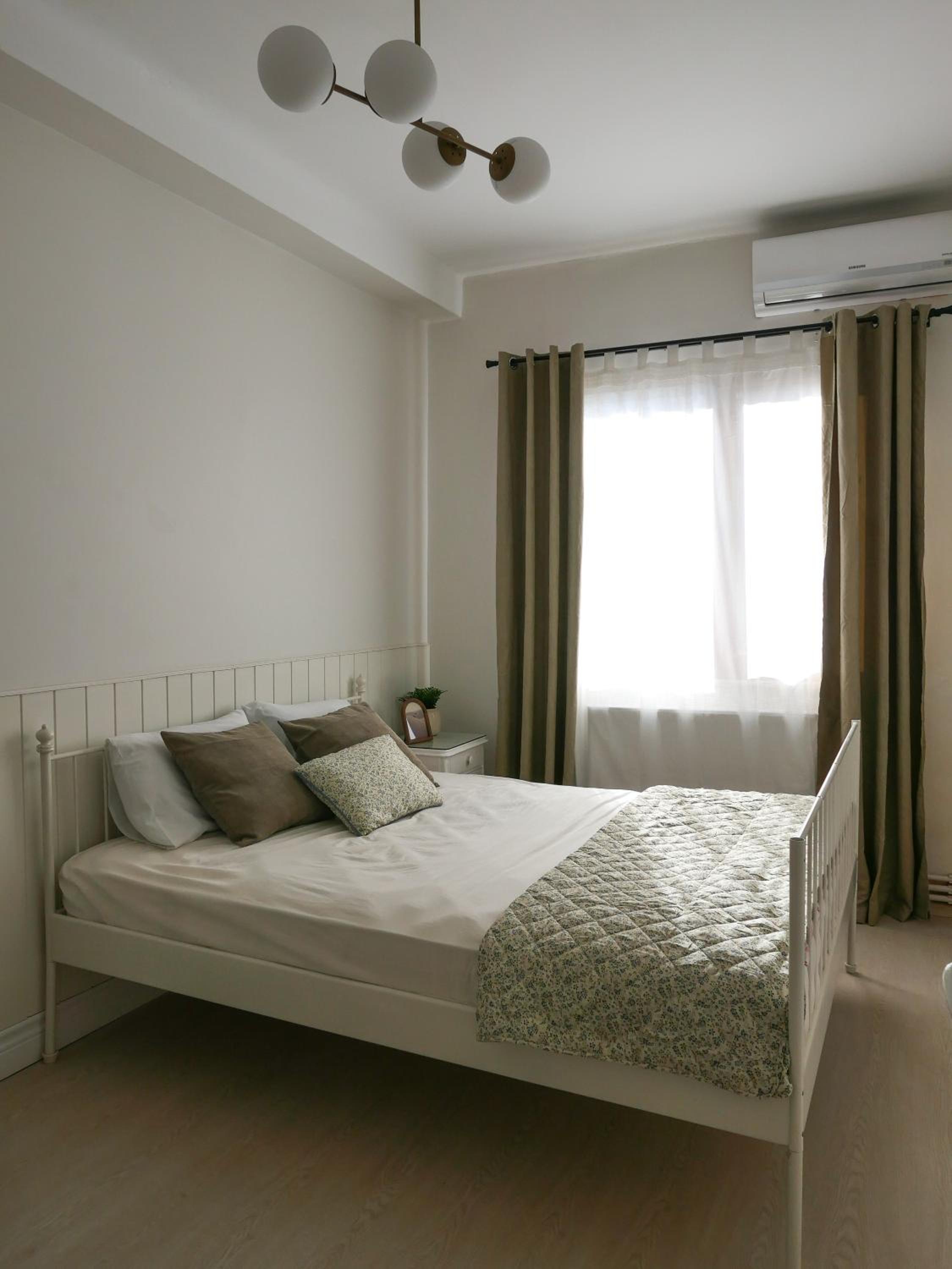 Central 3 Story 5 Bedroom Home with Terrace by Tram