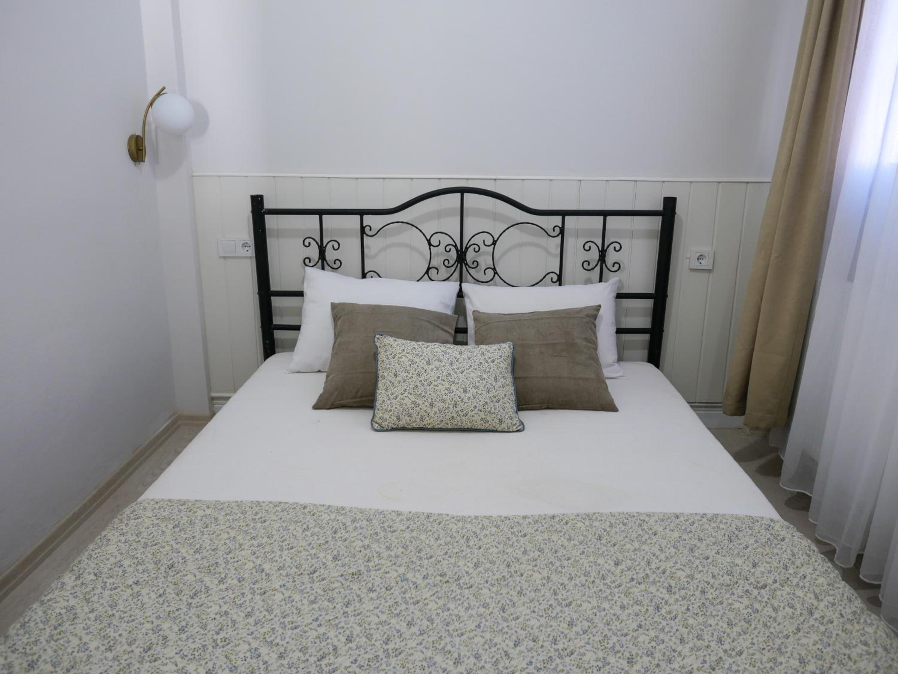 Central 3 Story 5 Bedroom Home with Terrace by Tram