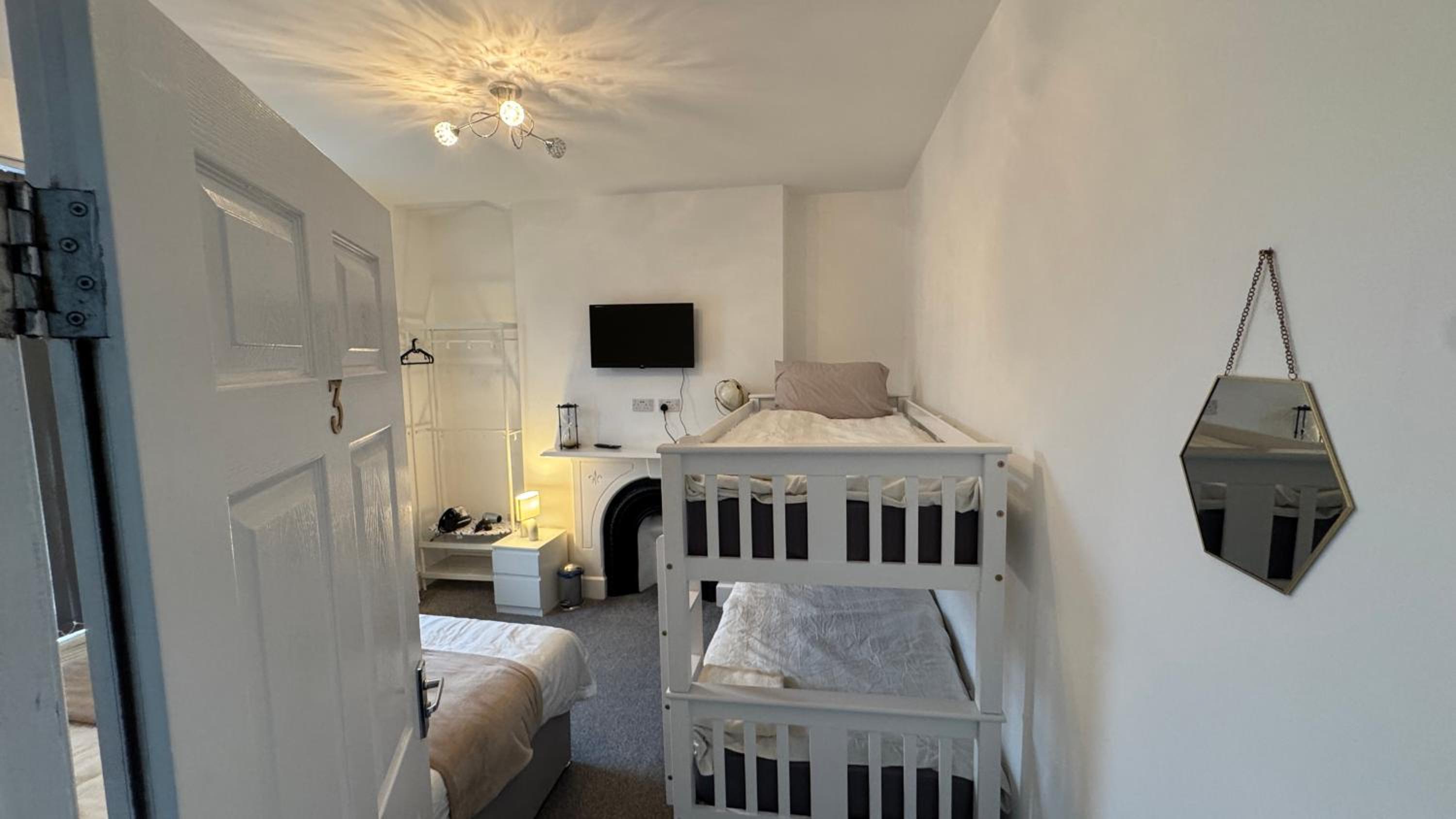 Altrincham Vacations - Lux 4BR, Near airport, Nespresso, 8 bed, WI-FI, free parking - Property Image 3