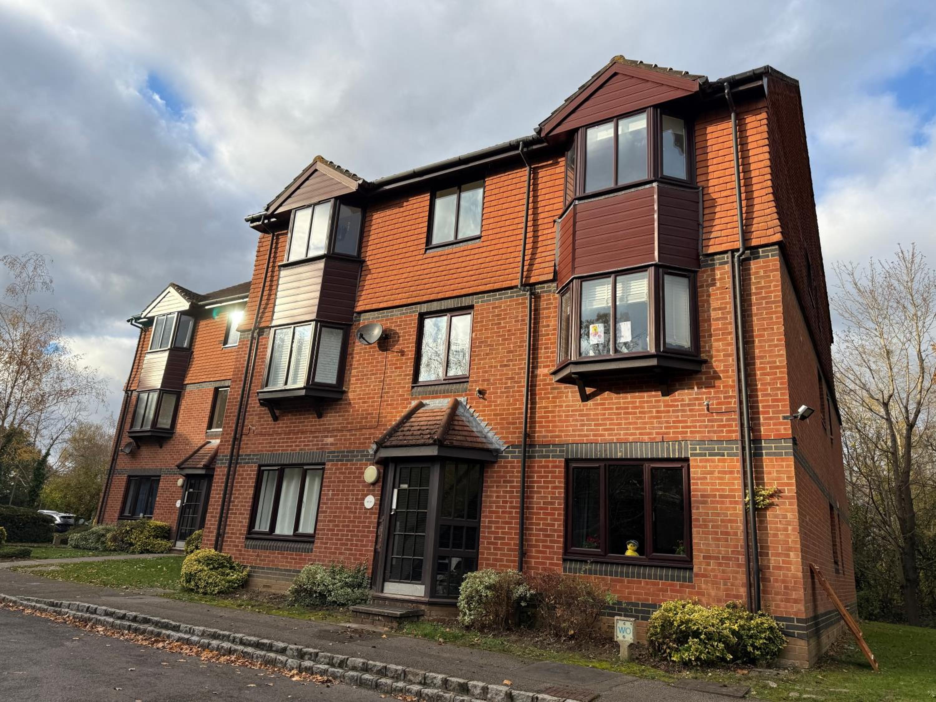 2 Bedroom Ap Close to Woking town with Free Parking