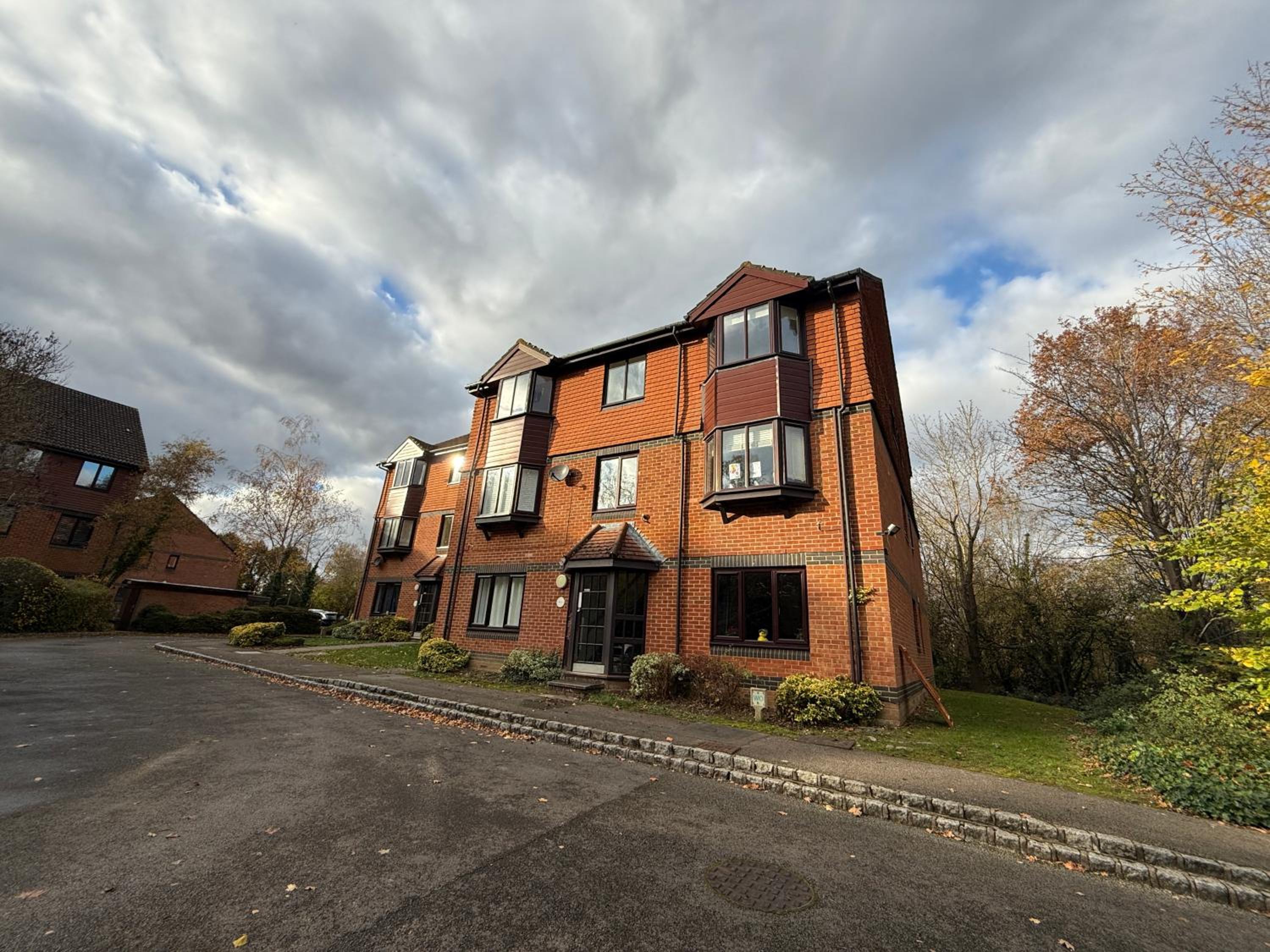 2 Bedroom Ap Close to Woking town with Free Parking