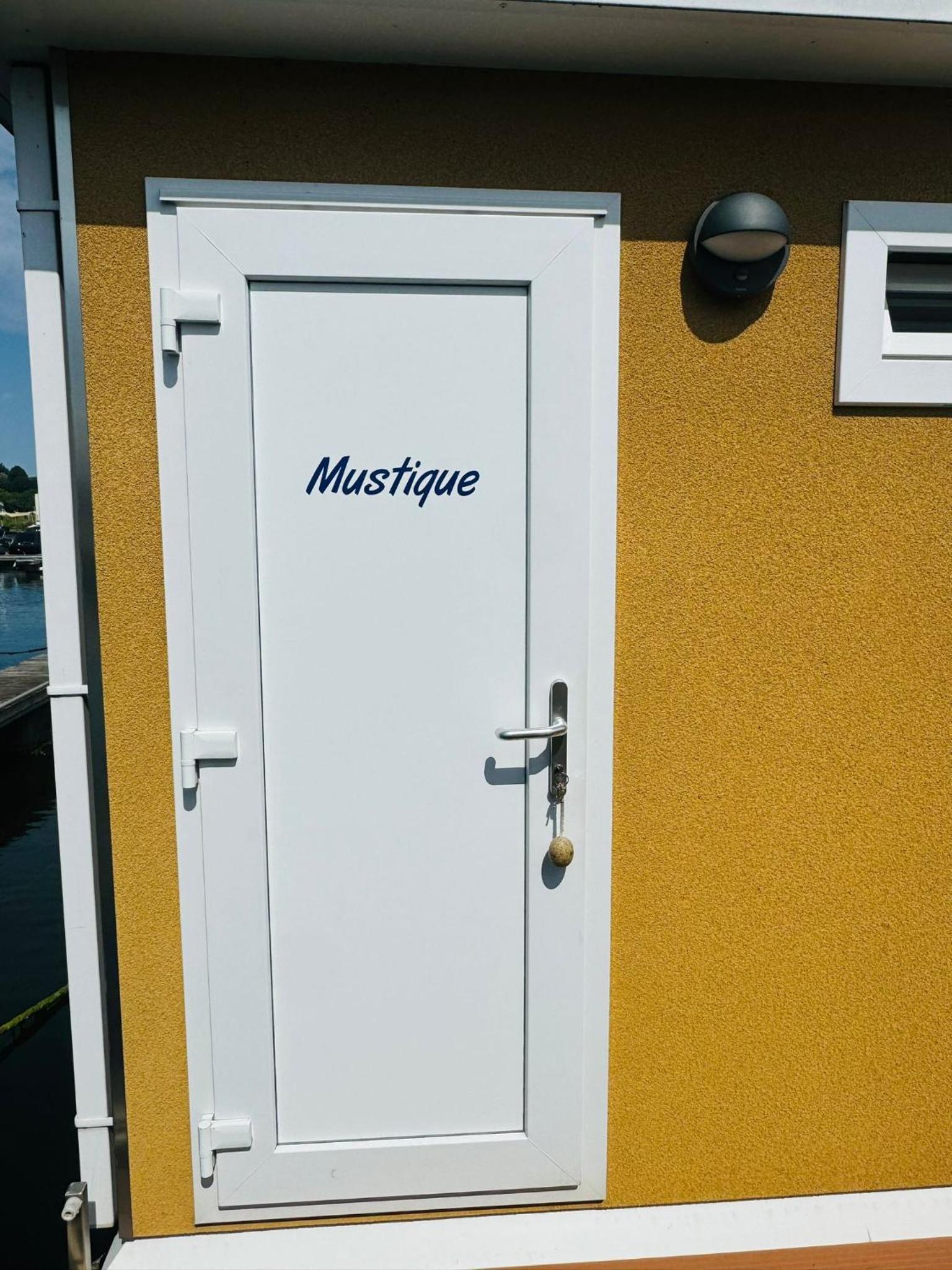 '' Mustique'' Cozy & Romantic Houseboat in Maastricht view 3