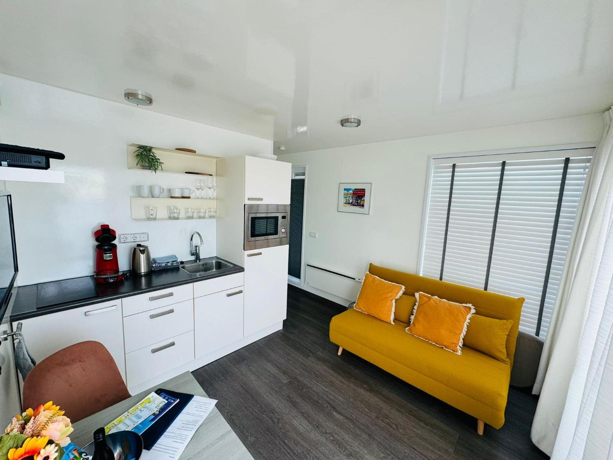 '' Mustique'' Cozy & Romantic Houseboat in Maastricht view 4