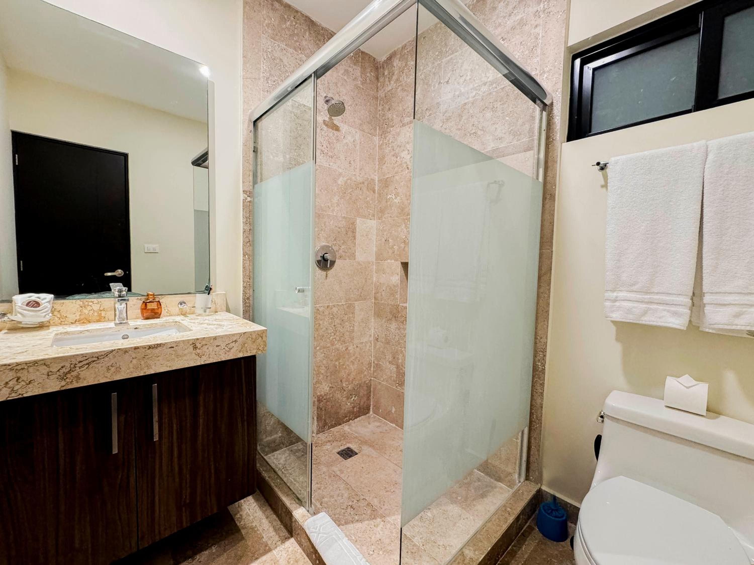 Modern Beach Oasis: Pool, 24/7 Security, Steps to Sand, Sleeps 6 photo 3