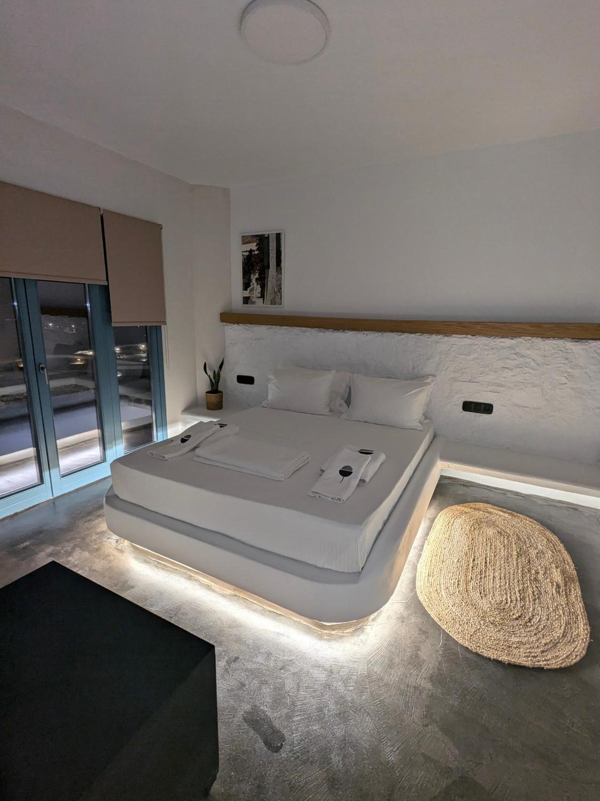 Thronos Suites