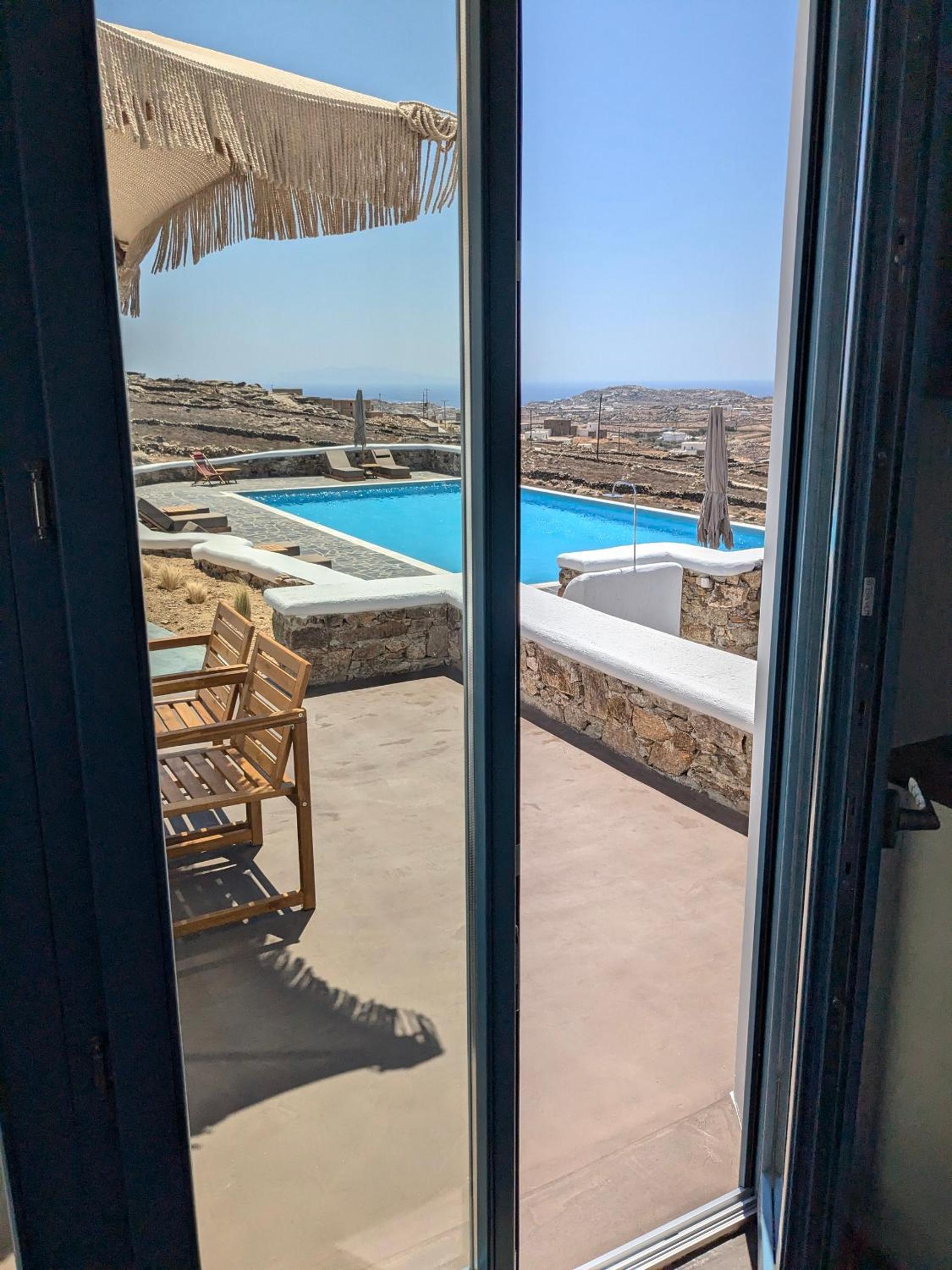Thronos Suites