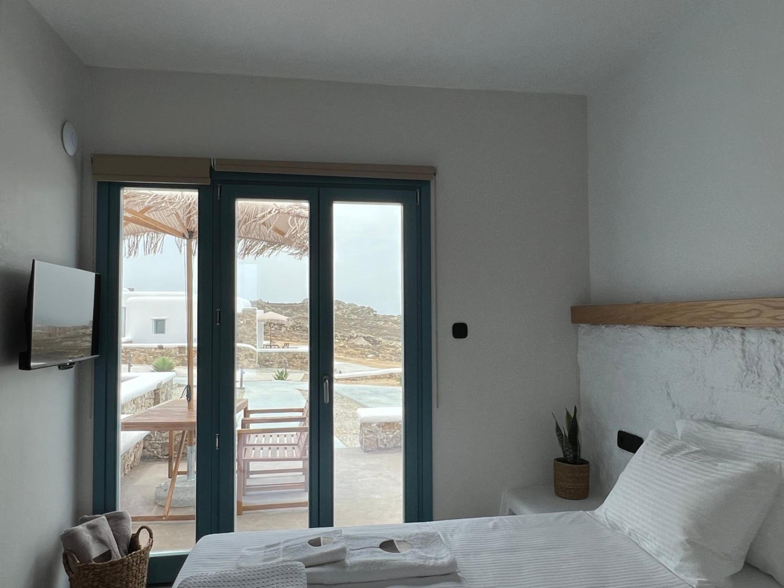 Thronos Suites