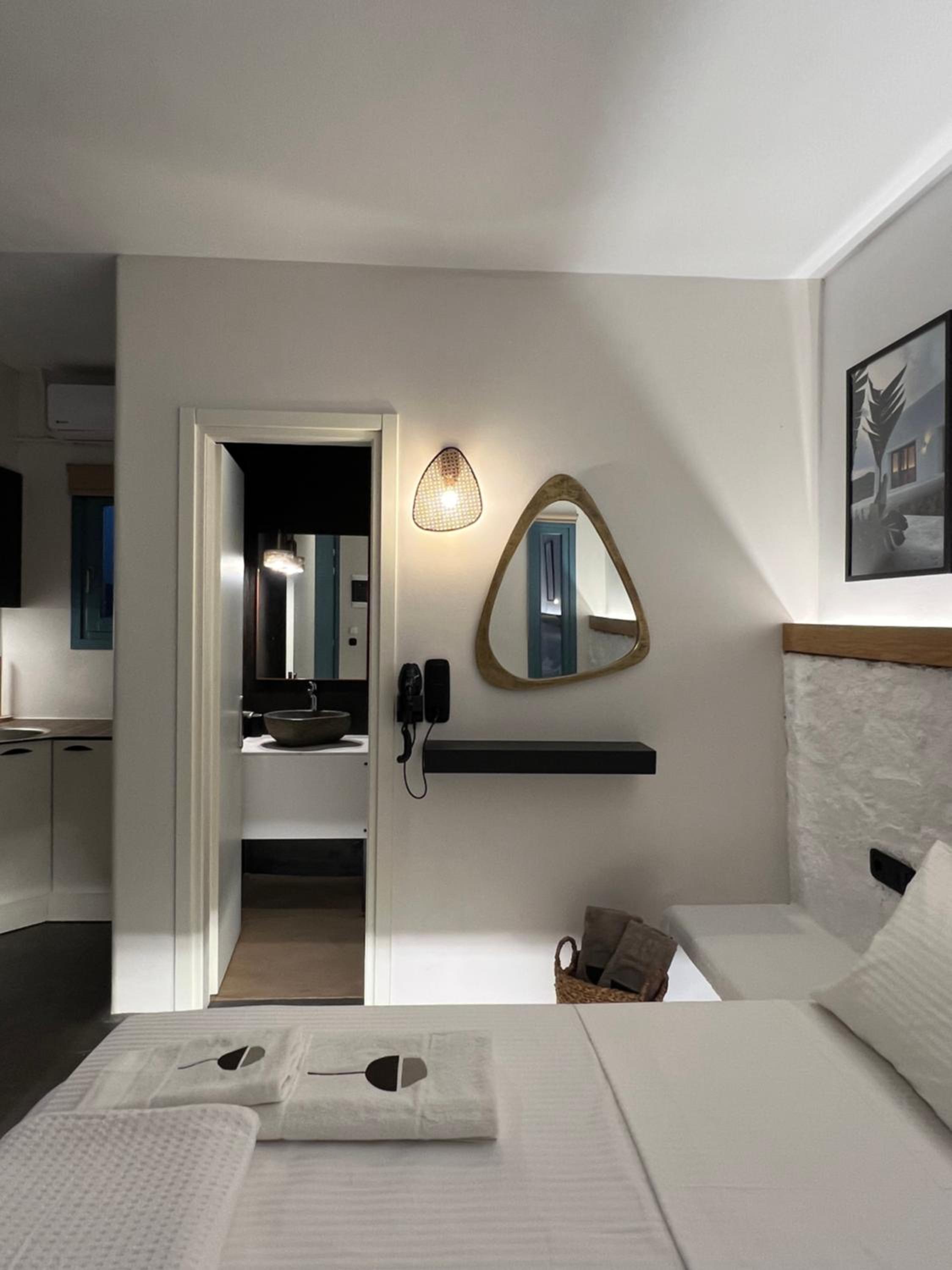 Thronos Suites