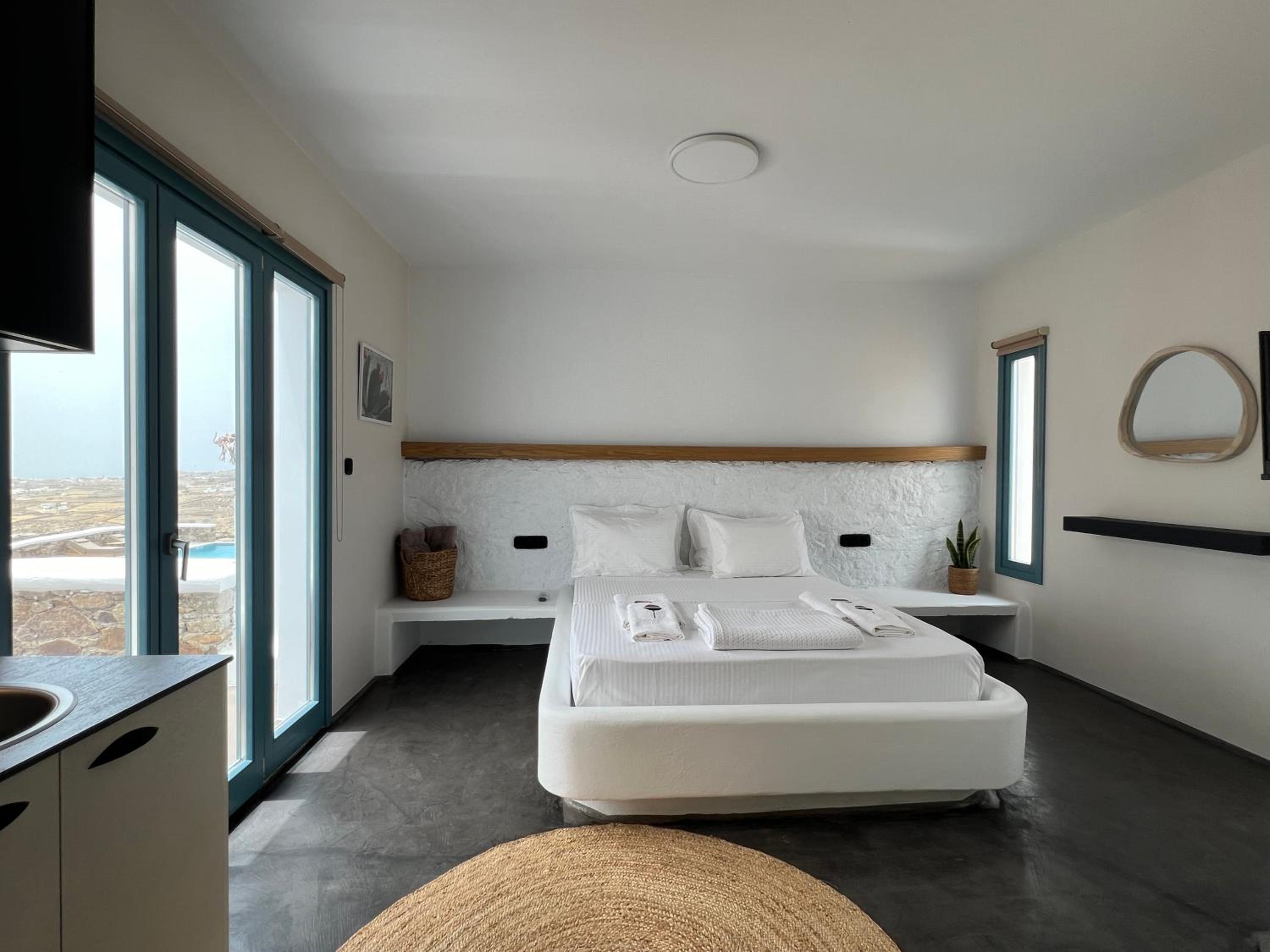 Thronos Suites