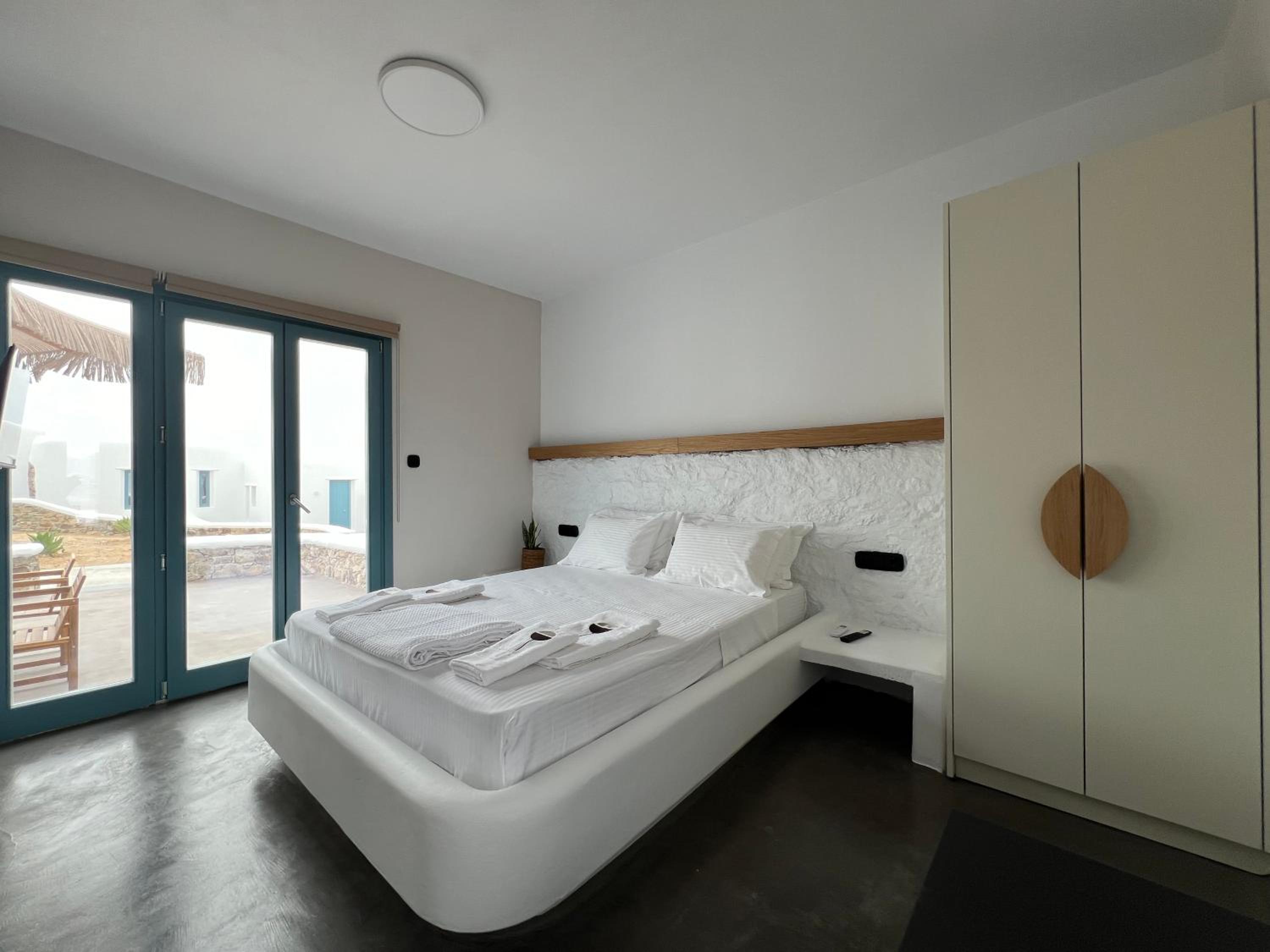 Thronos Suites