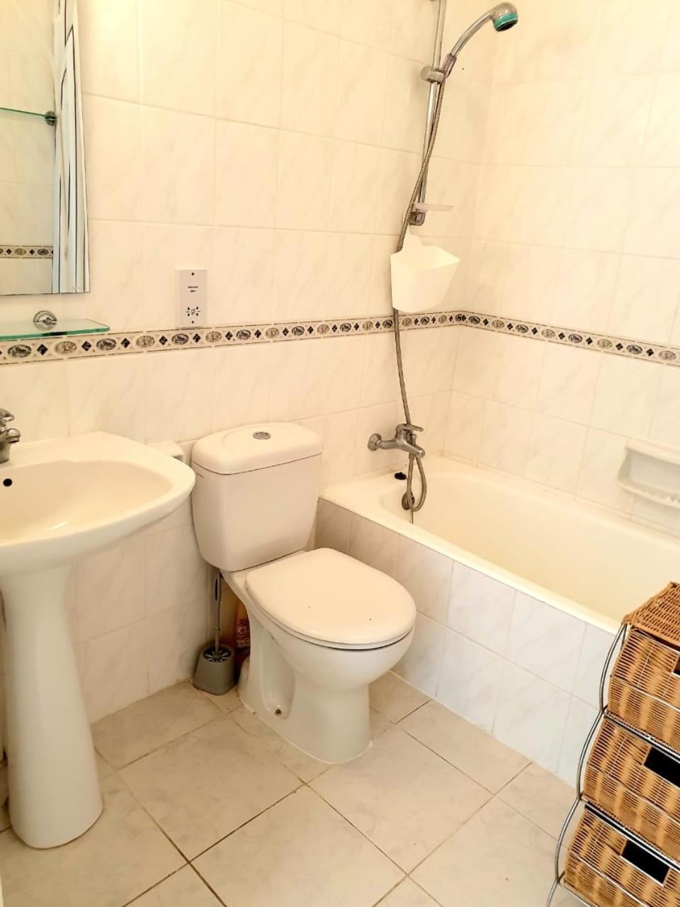 Regina Gardens - stylish modern 1 bedroom apartment