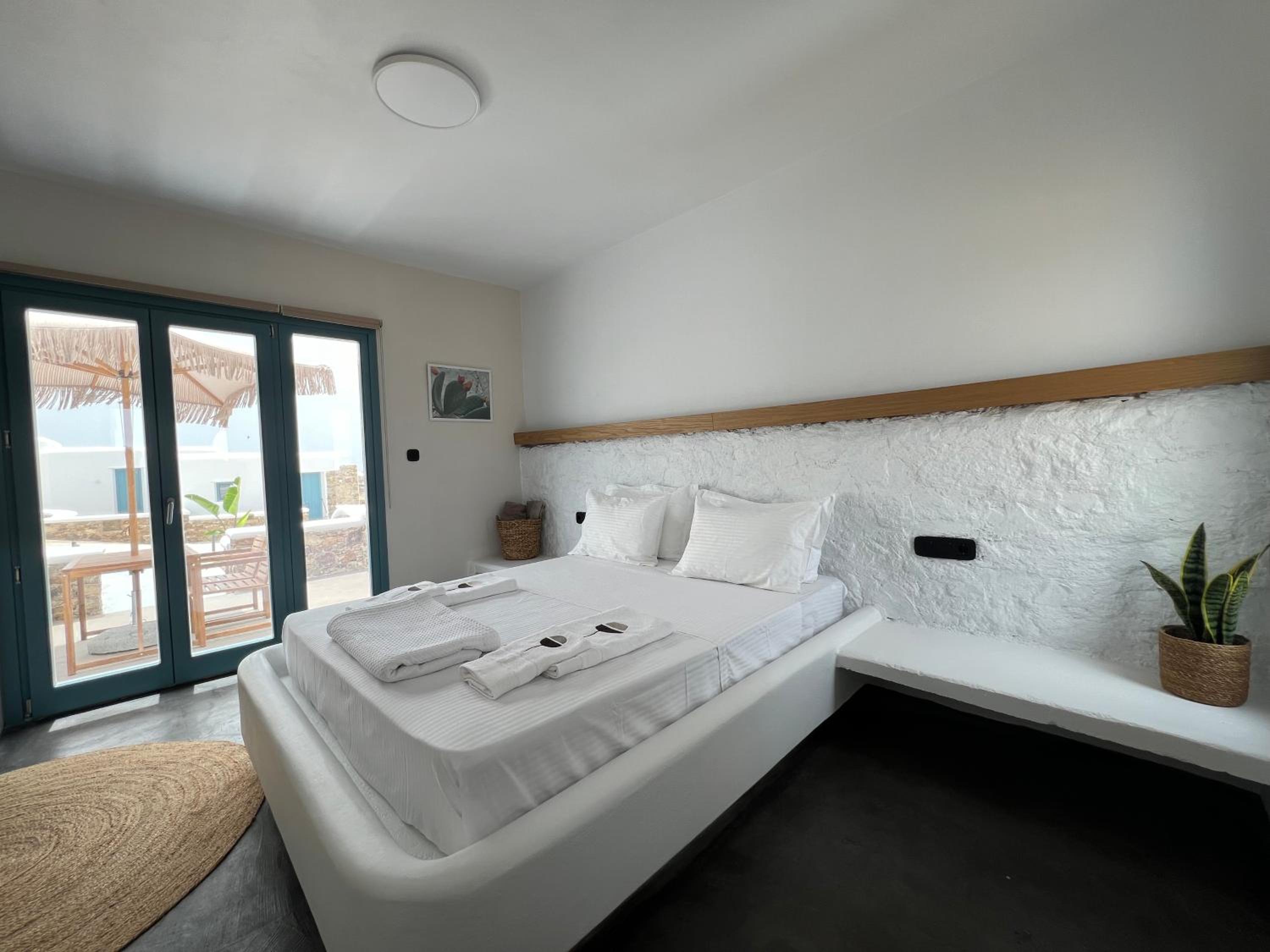 Thronos Suites