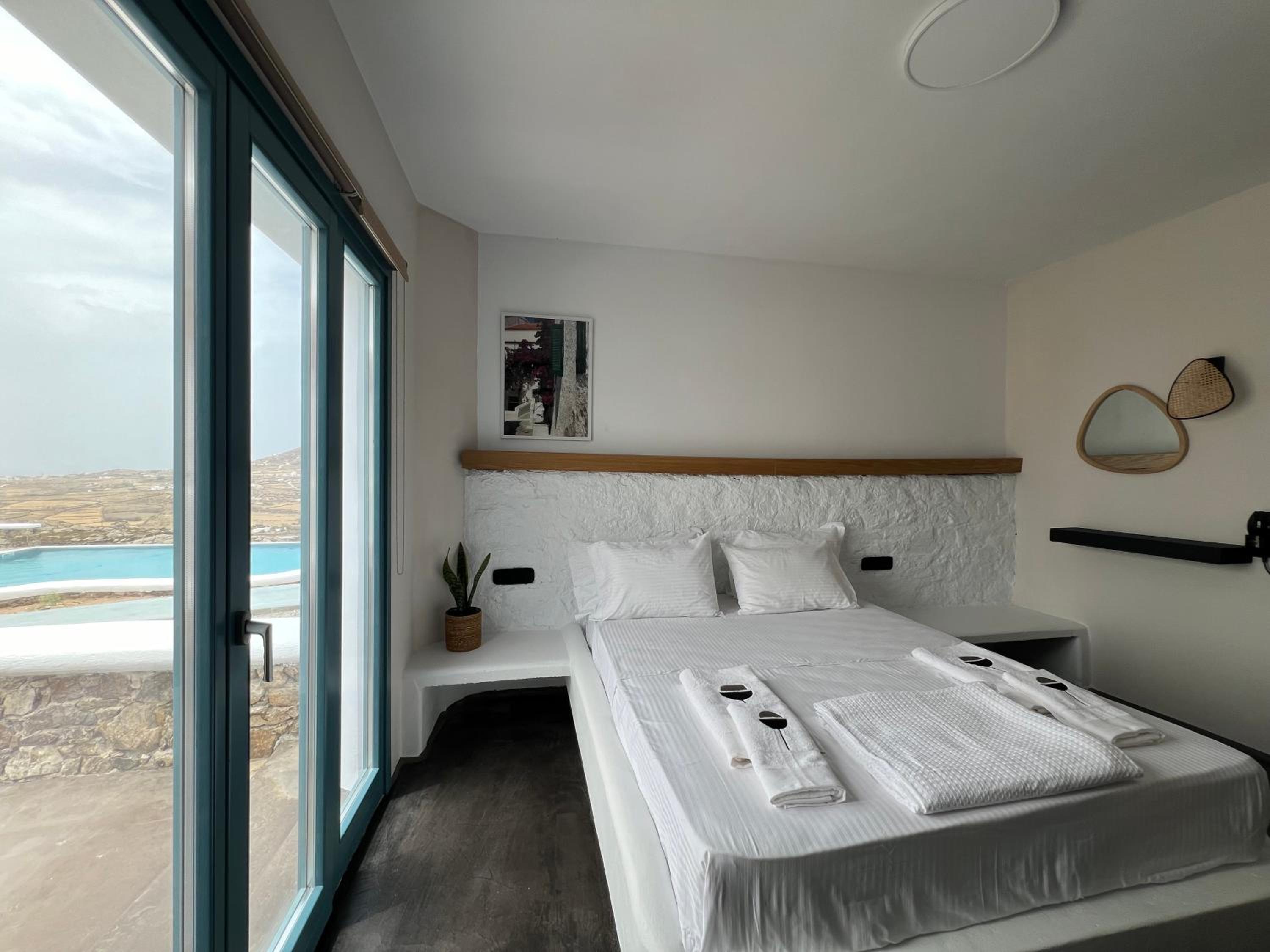 Thronos Suites