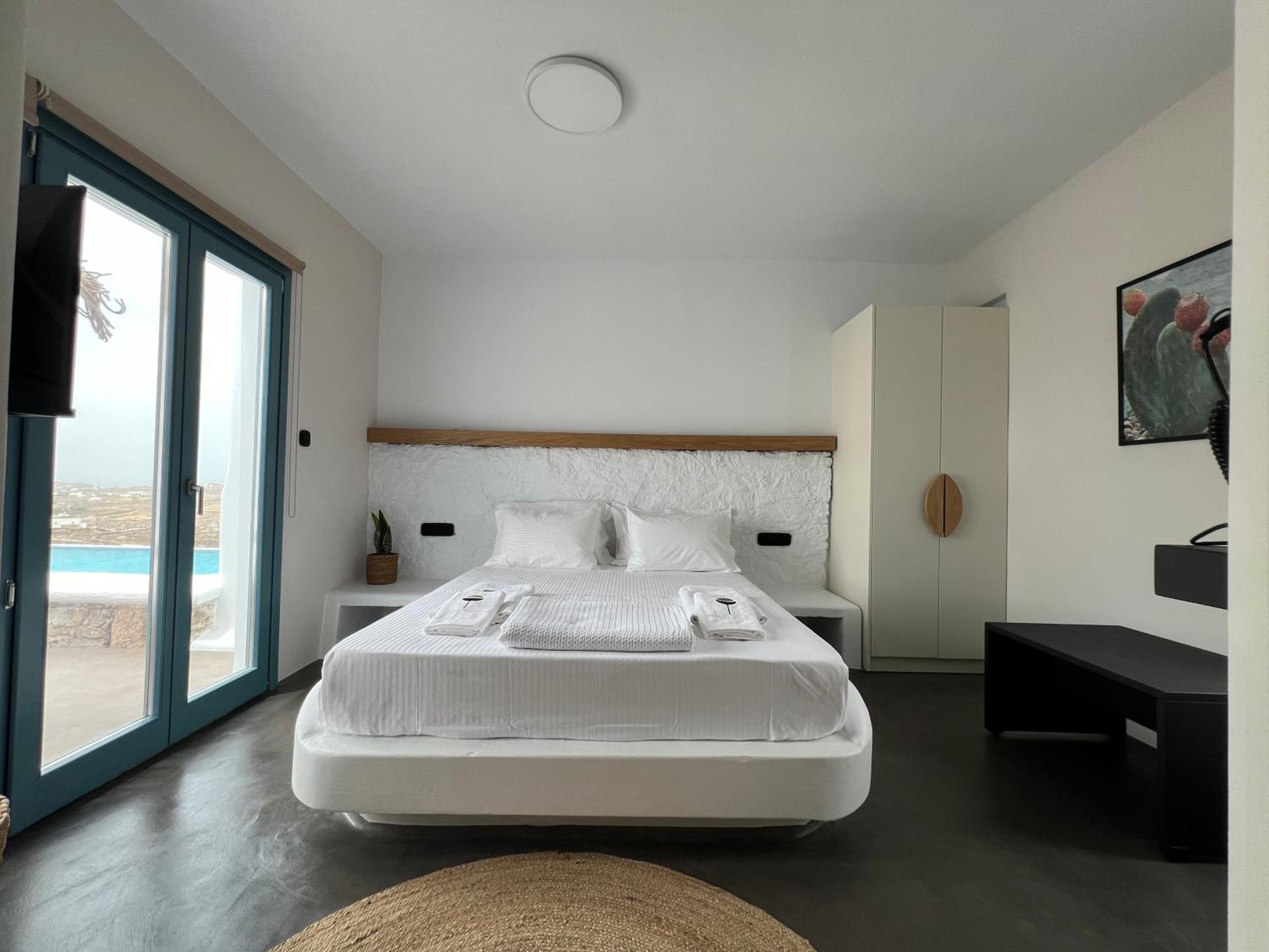 Thronos Suites