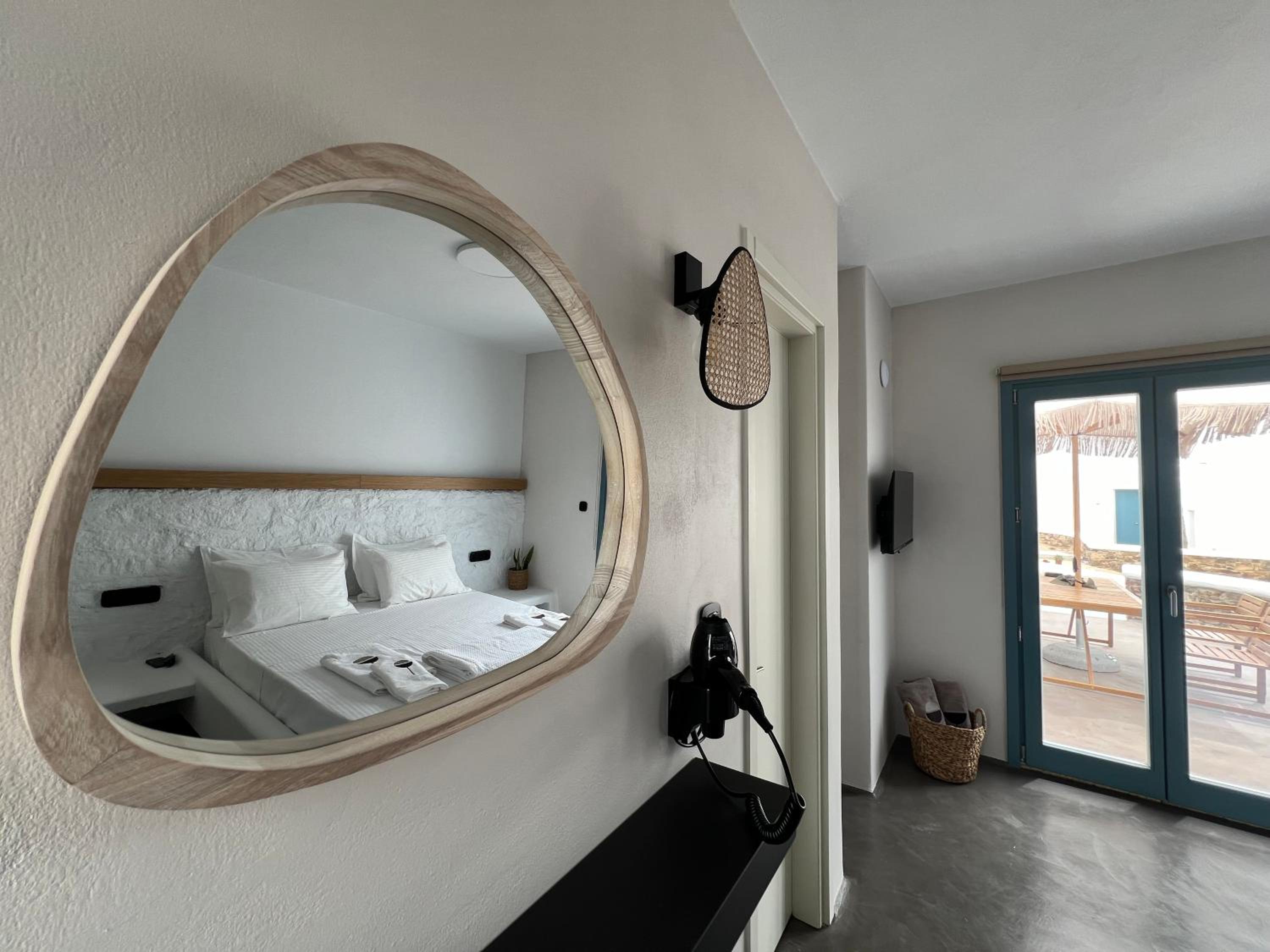 Thronos Suites