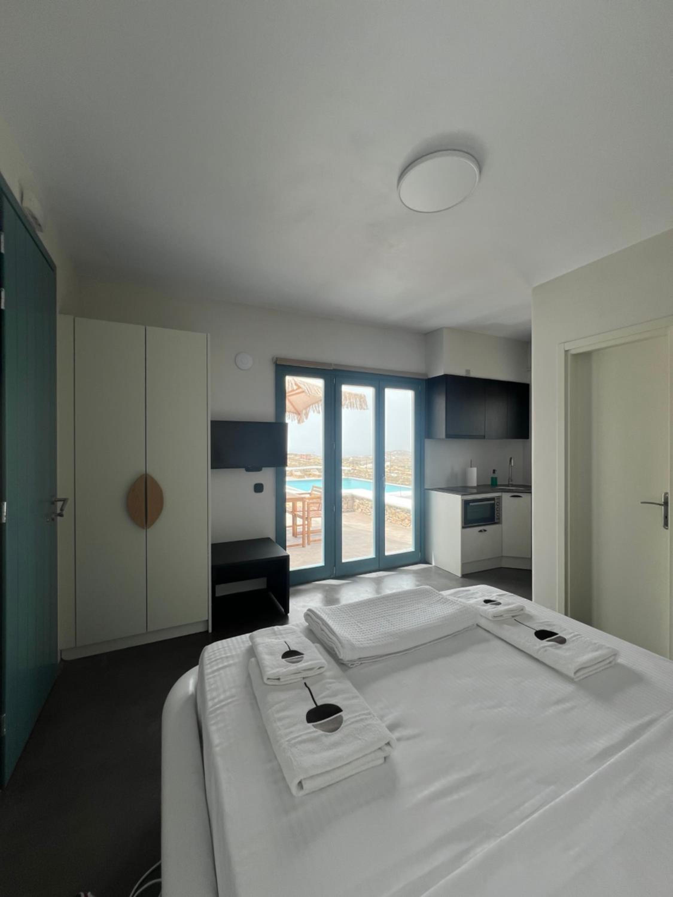 Thronos Suites