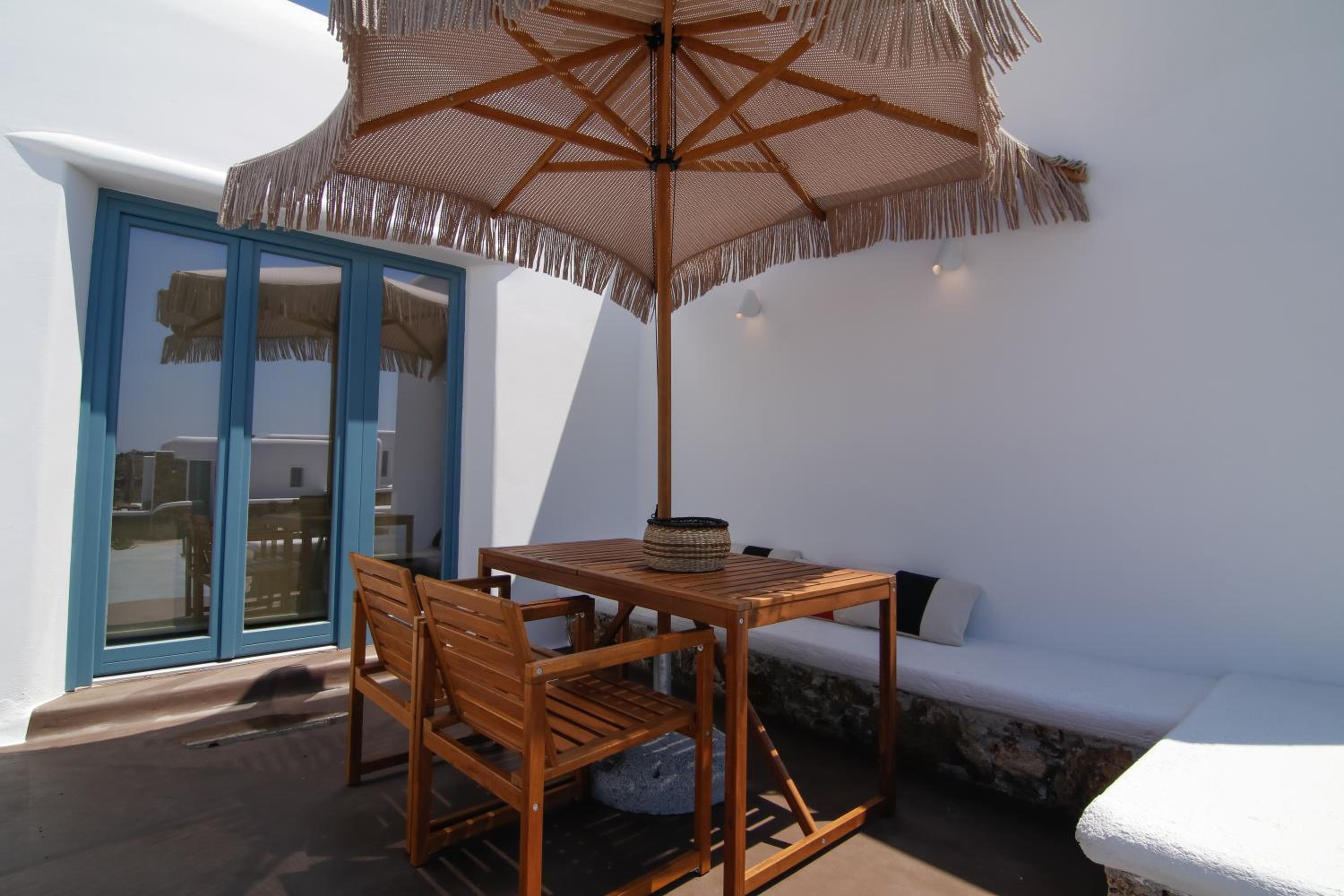 Thronos Suites