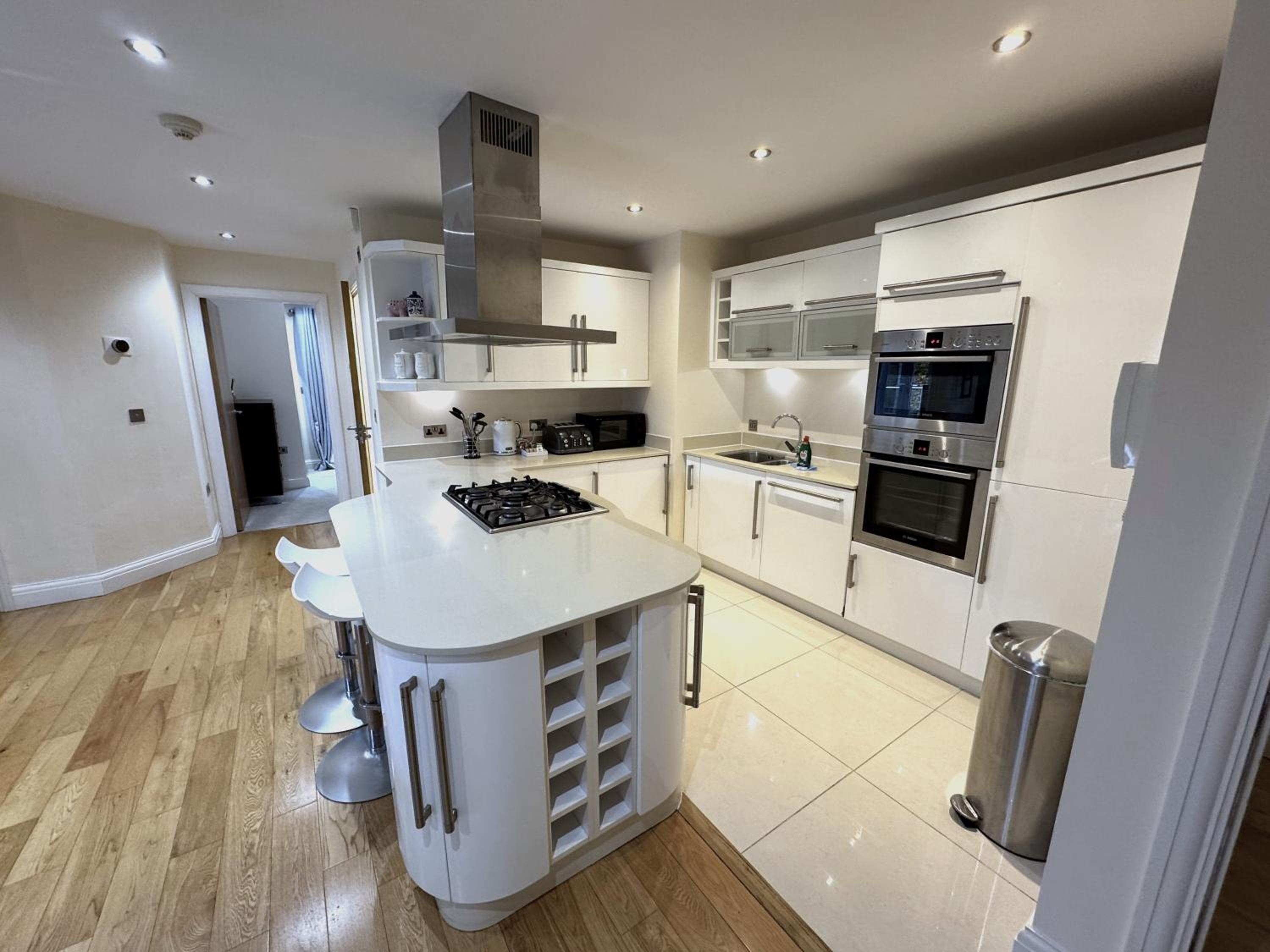 Spacious 2-Bedroom Apartment with Parking in Windsor 4LA by Accommodation Windsor
