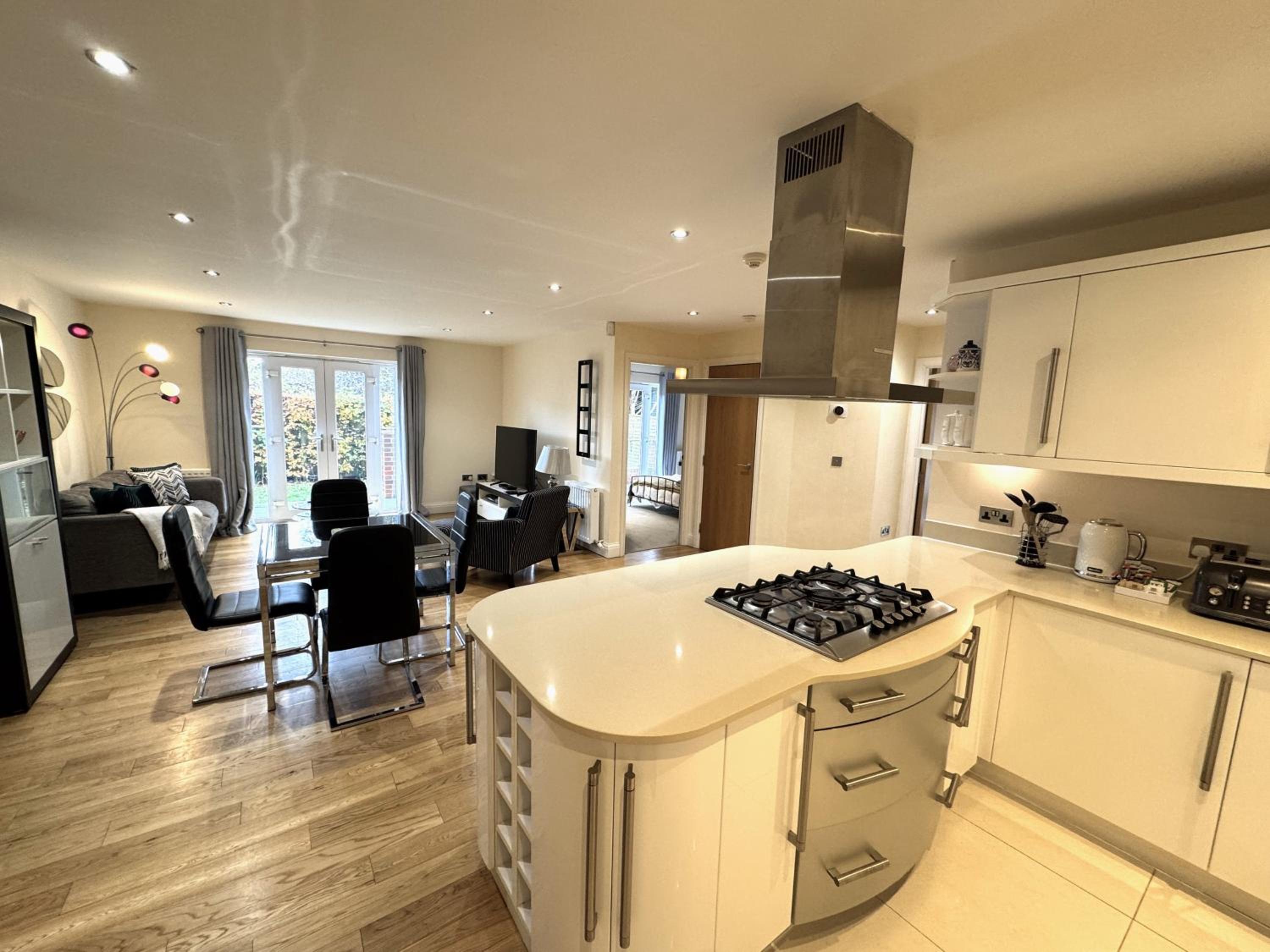 Spacious 2-Bedroom Apartment with Parking in Windsor 4LA by Accommodation Windsor
