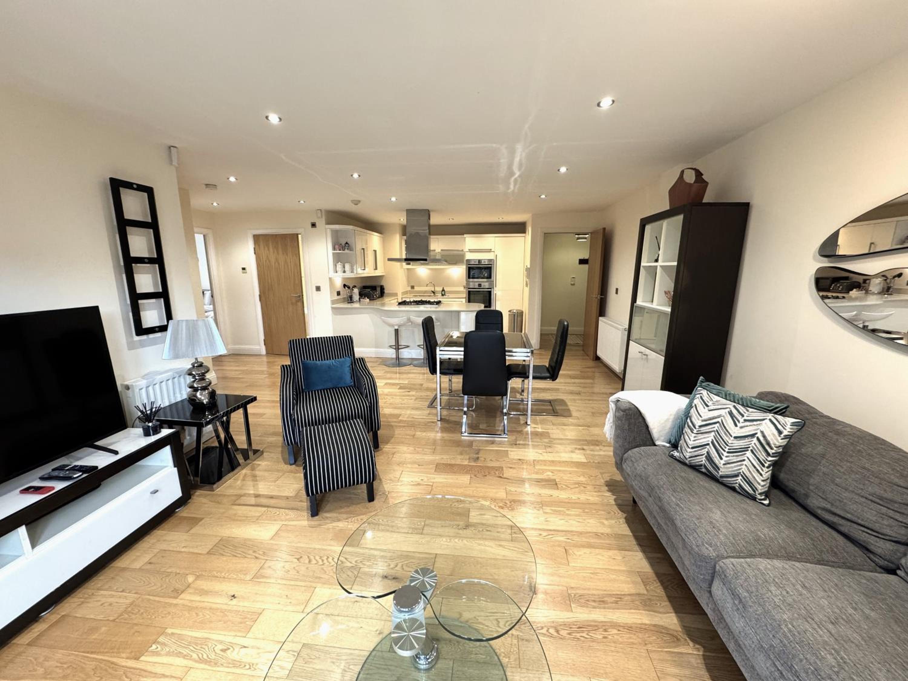 Spacious 2-Bedroom Apartment with Parking in Windsor 4LA by Accommodation Windsor